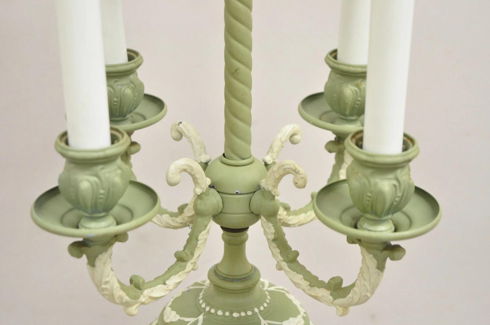 Vintage Italian Neoclassical Style Lámpara de sobremesa de urna metálica pintada en verde Metal en venta