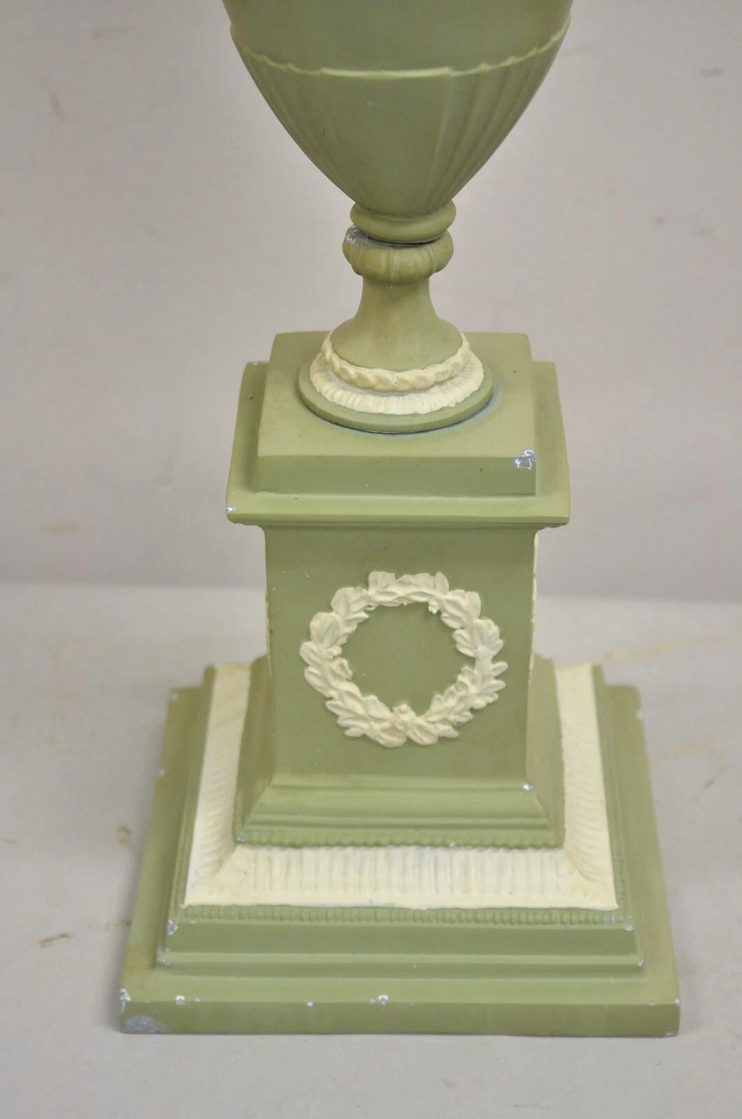 Vintage Italian Neoclassical Style Lámpara de sobremesa de urna metálica pintada en verde en venta 1