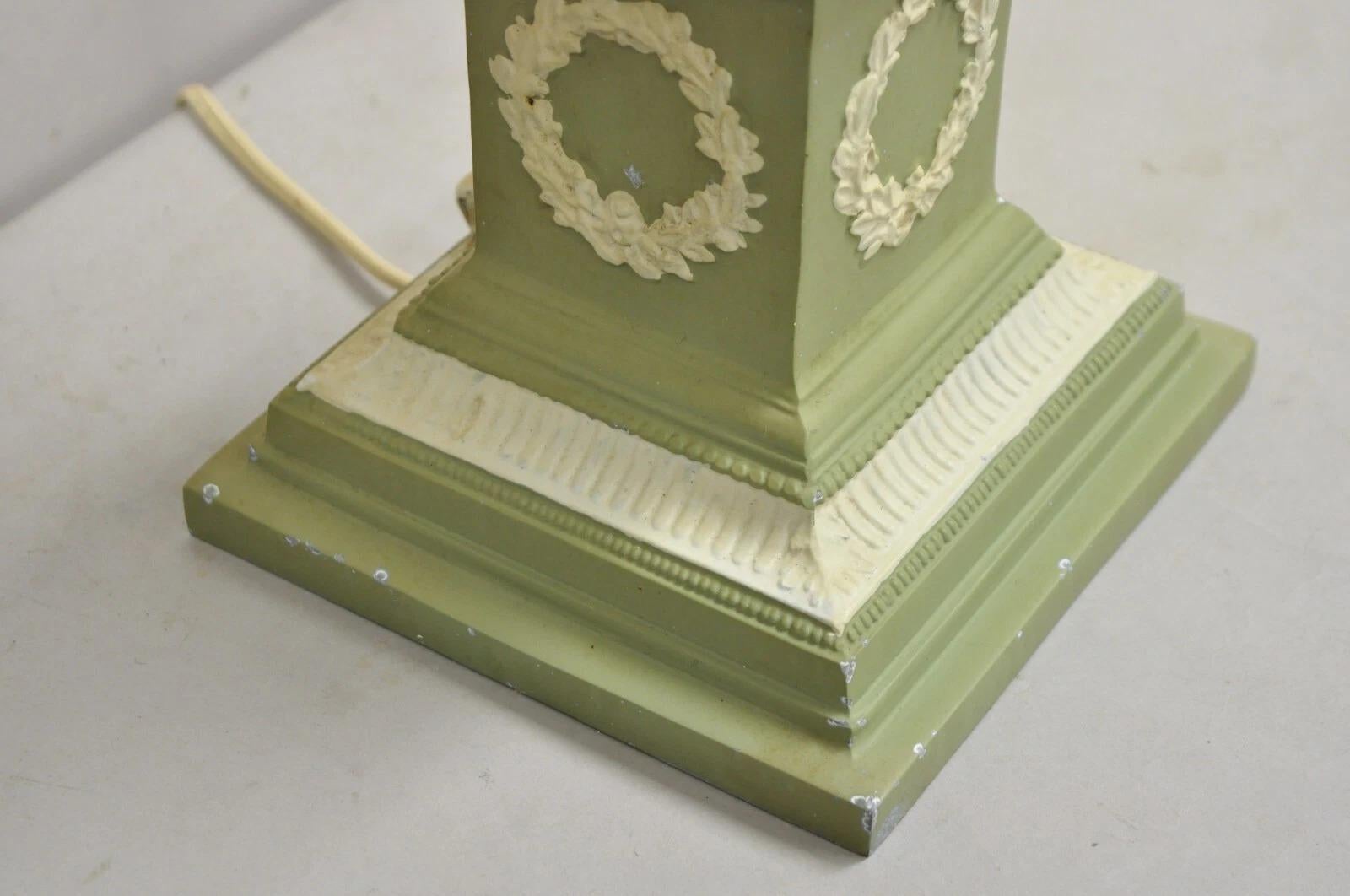 Vintage Italian Neoclassical Style Lámpara de sobremesa de urna metálica pintada en verde en venta 2