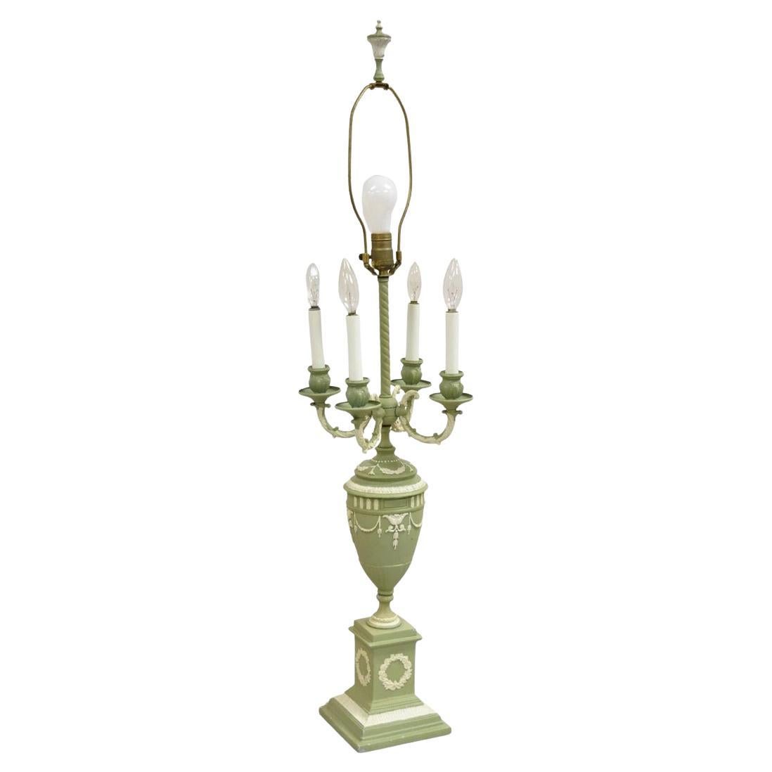 Vintage Italian Neoclassical Style Lámpara de sobremesa de urna metálica pintada en verde