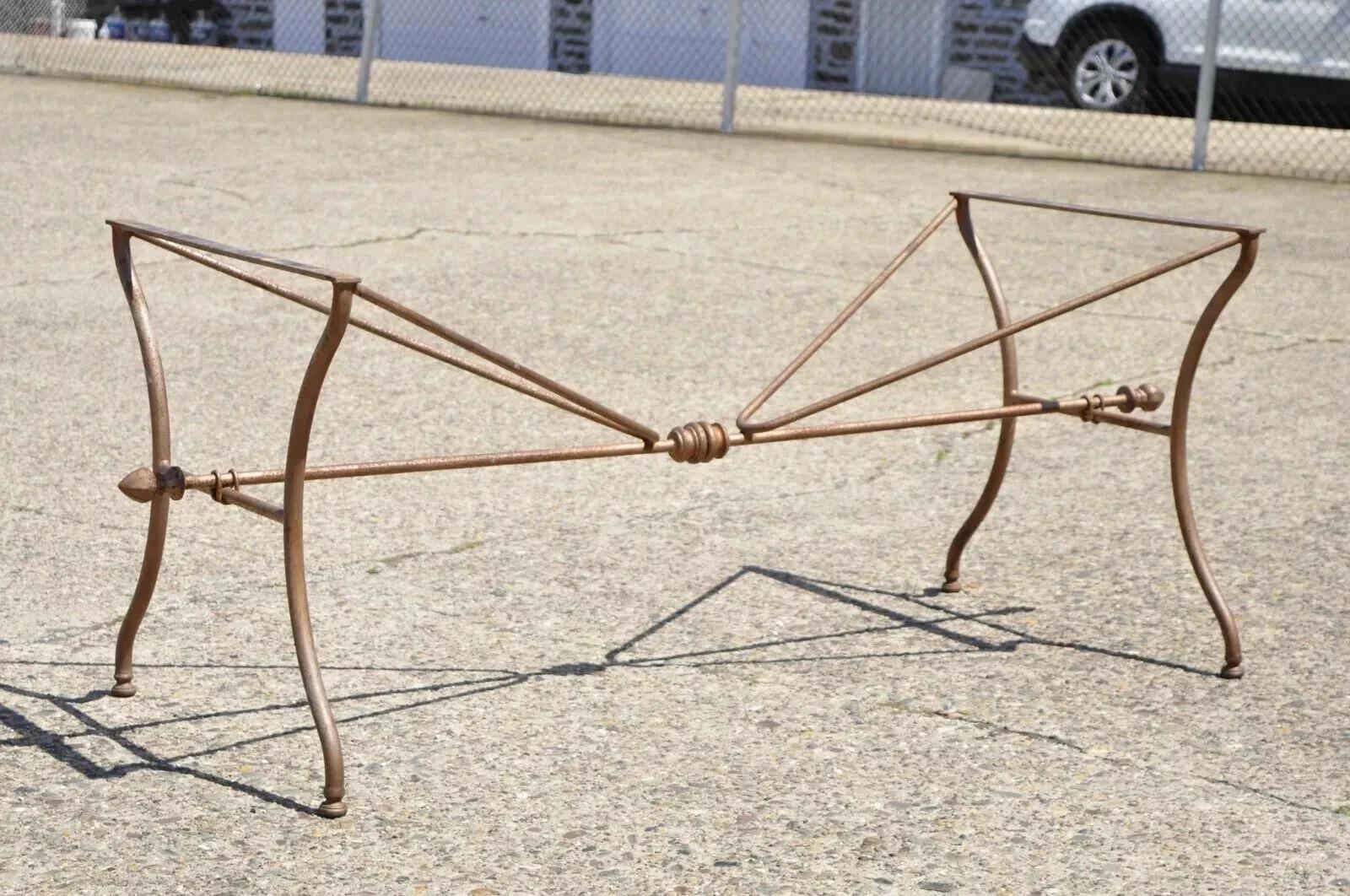 Vintage Italian Neoclassical Style Large Iron French Pastry Dining Table Base. Der Artikel zeichnet sich durch einen großen schmiedeeisernen Rahmen, eine lackierte 