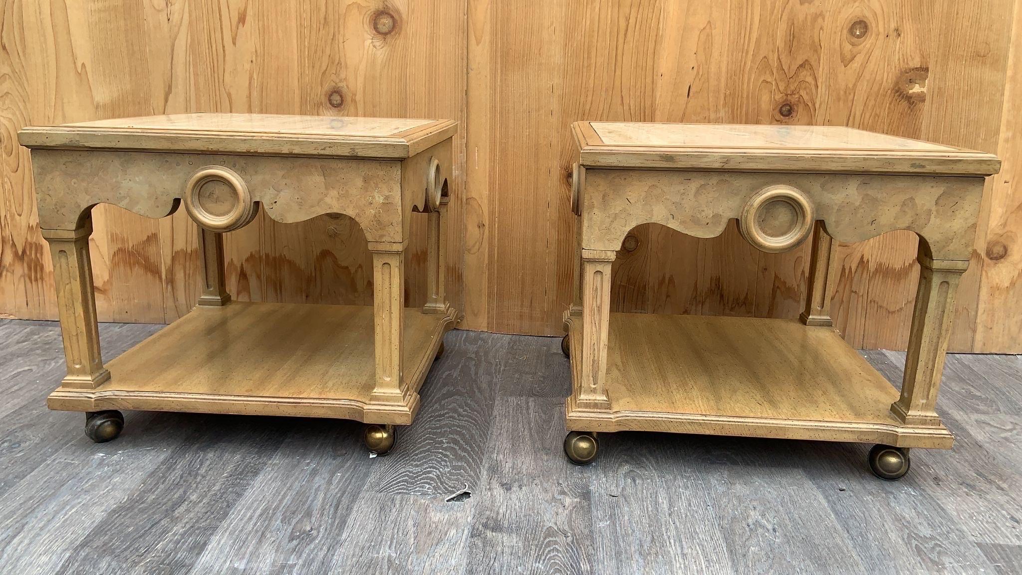 Vintage Italian Neoclassical Style gebeizt Holz Travertin Top Side / End Tables - Paar 

Vintage Paar zweistöckige italienische Tische mit eingelassener Travertinplatte und gewellter Schürze. Die Tische sind auf Rollen gelagert. 

Circa 20.