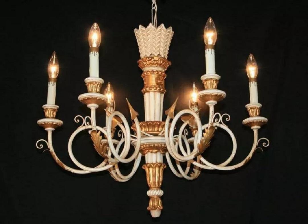 Italienischer Kronleuchter im neoklassischen Stil aus weißem und goldenem Giltwood Arrow (Neoklassisch) im Angebot