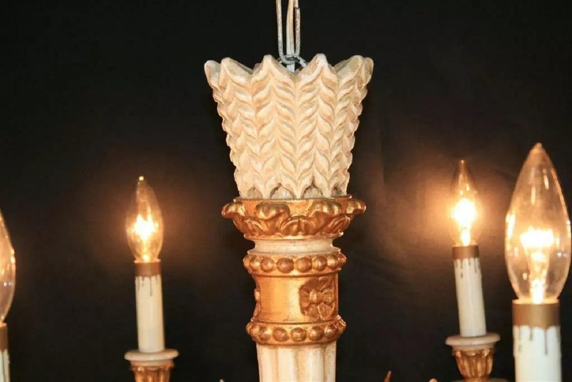 Italienischer Kronleuchter im neoklassischen Stil aus weißem und goldenem Giltwood Arrow (Unbekannt) im Angebot