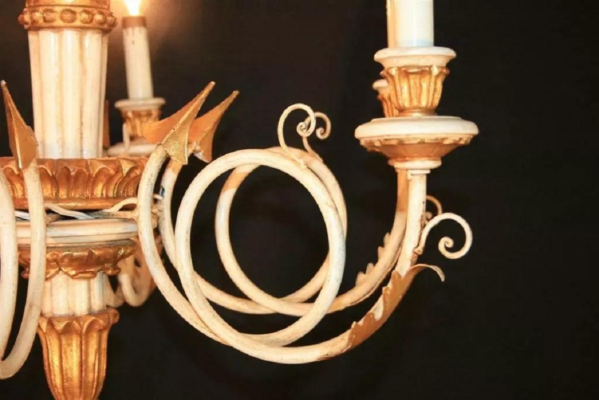 Italienischer Kronleuchter im neoklassischen Stil aus weißem und goldenem Giltwood Arrow (20. Jahrhundert) im Angebot
