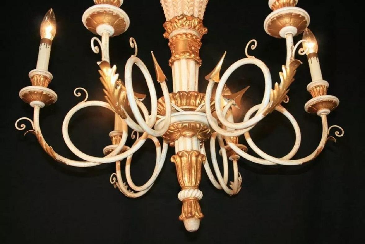 Italienischer Kronleuchter im neoklassischen Stil aus weißem und goldenem Giltwood Arrow im Angebot 1