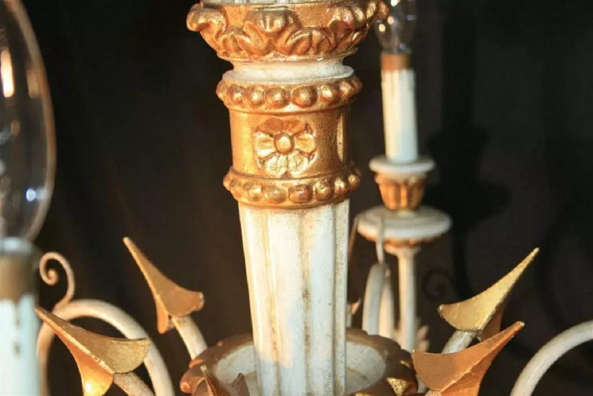 Italienischer Kronleuchter im neoklassischen Stil aus weißem und goldenem Giltwood Arrow im Angebot 2