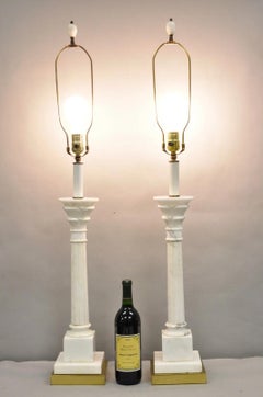 Vintage Italian Neoclassical Weiß geschnitzt Marmor Empire Säule Tischlampe Paar