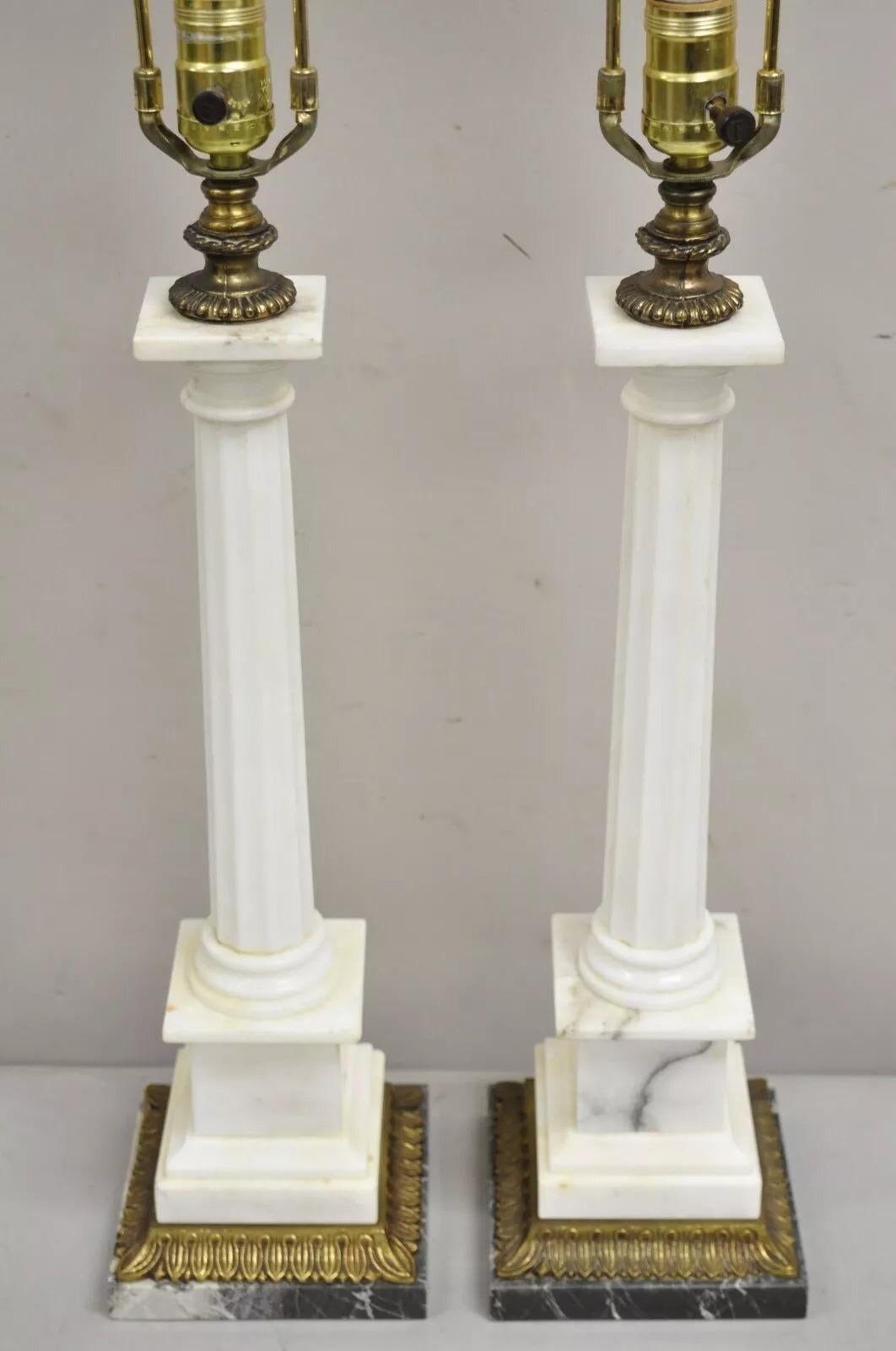 Vintage Italian Neoclassical White Marble Column Form Table Lamps - a Pair en venta 4