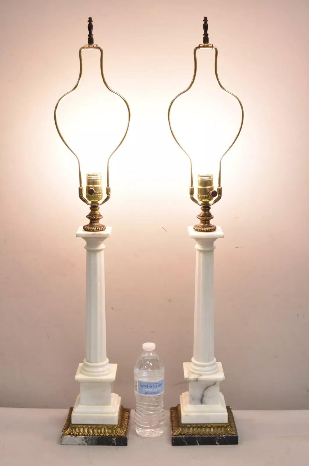 Vintage Italian Neoclassical White Marble Column Form Table Lamps - a Pair. Mediados del siglo XX. Medidas: 34,5