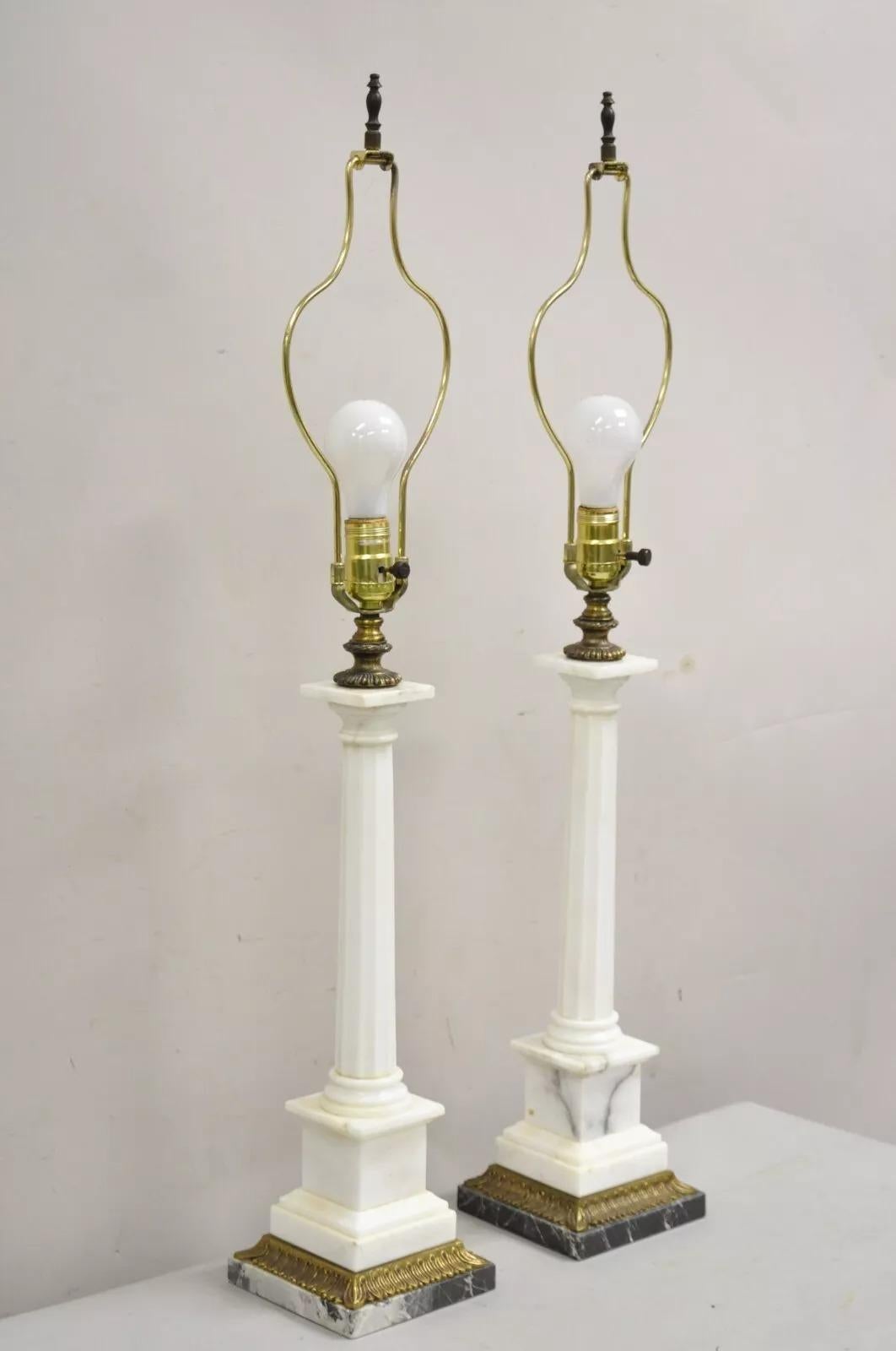 Vintage Italian Neoclassical White Marble Column Form Table Lamps - a Pair Neoclásico en venta