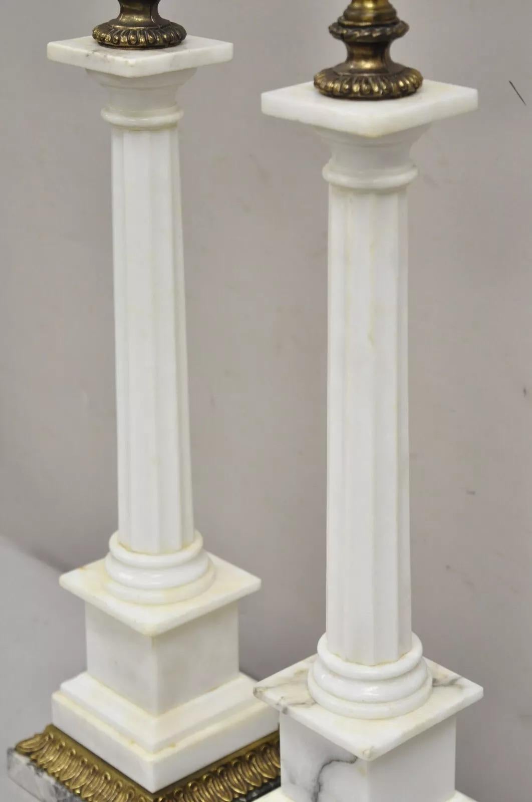 Vintage Italian Neoclassical White Marble Column Form Table Lamps - a Pair Desconocido en venta