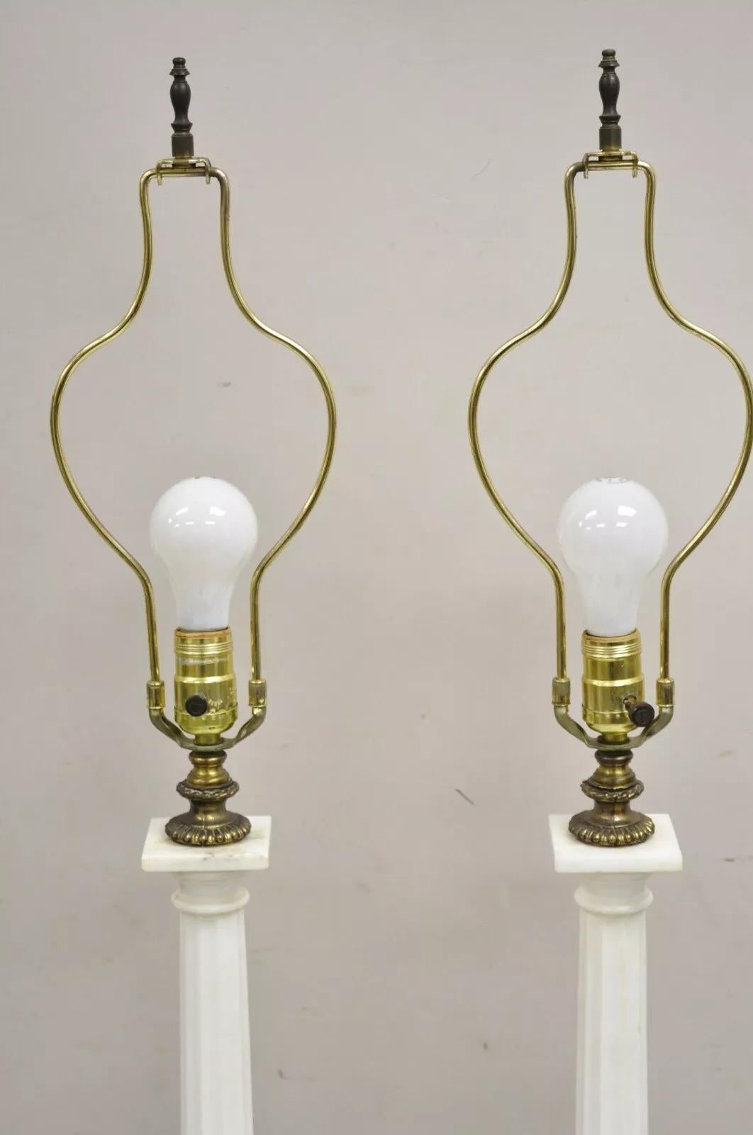 Vintage Italian Neoclassical White Marble Column Form Table Lamps - a Pair siglo XX en venta