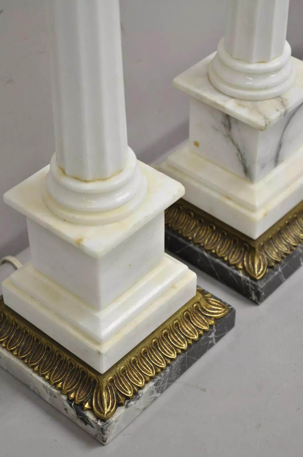 Vintage Italian Neoclassical White Marble Column Form Table Lamps - a Pair Latón en venta