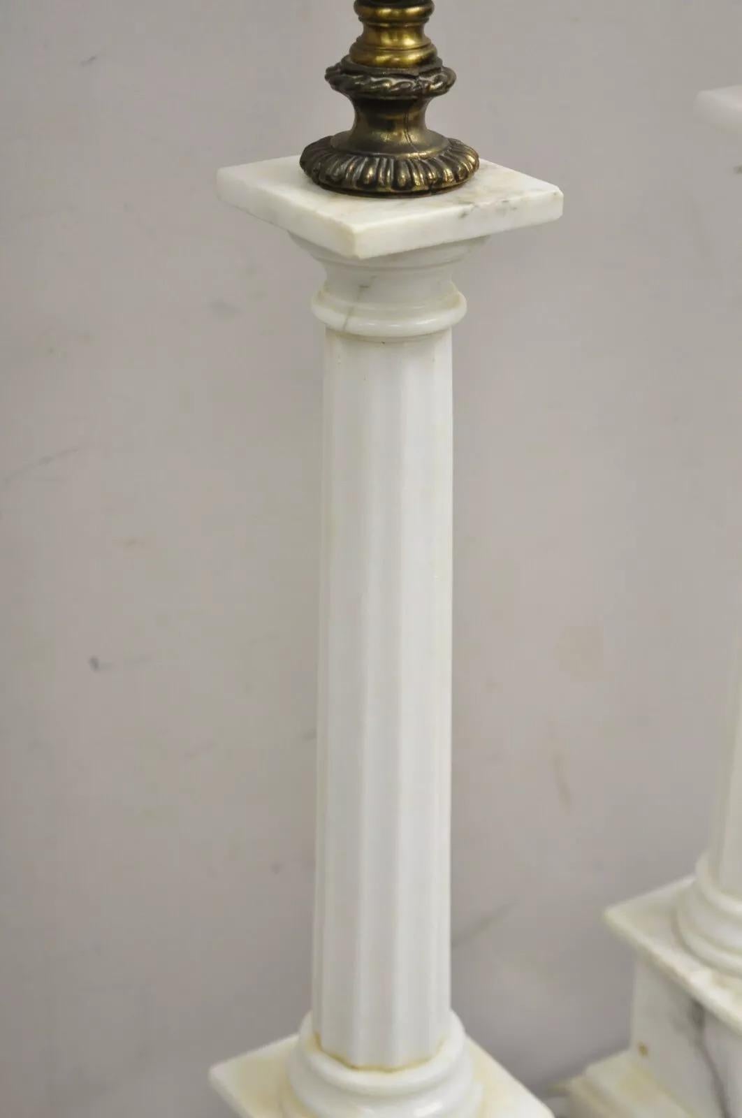 Vintage Italian Neoclassical White Marble Column Form Table Lamps - a Pair en venta 2
