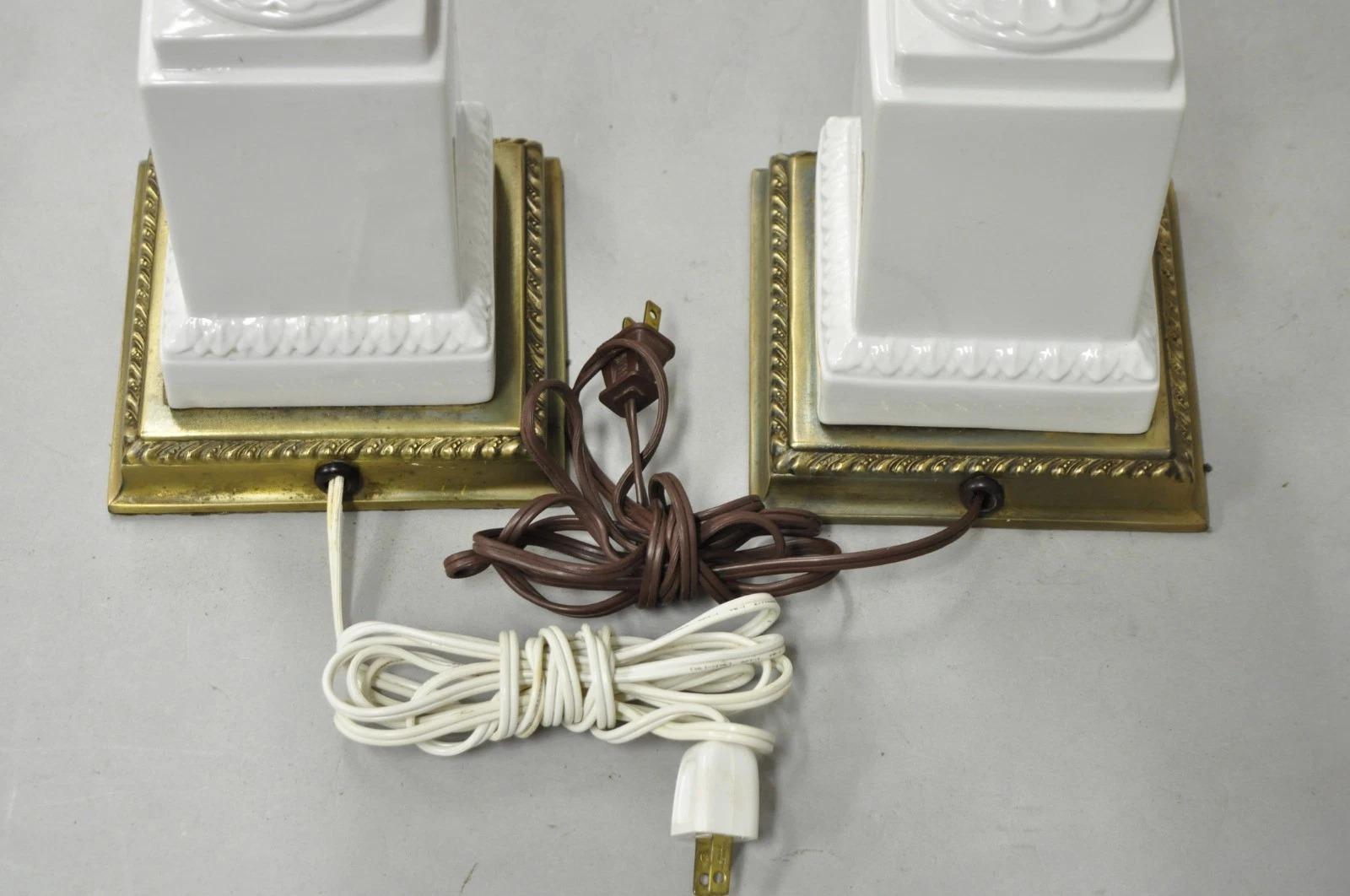 Vintage Italian Neoclassical White Porcelain Urn Table Lamps w/ Cherubs - a Pair en venta 3