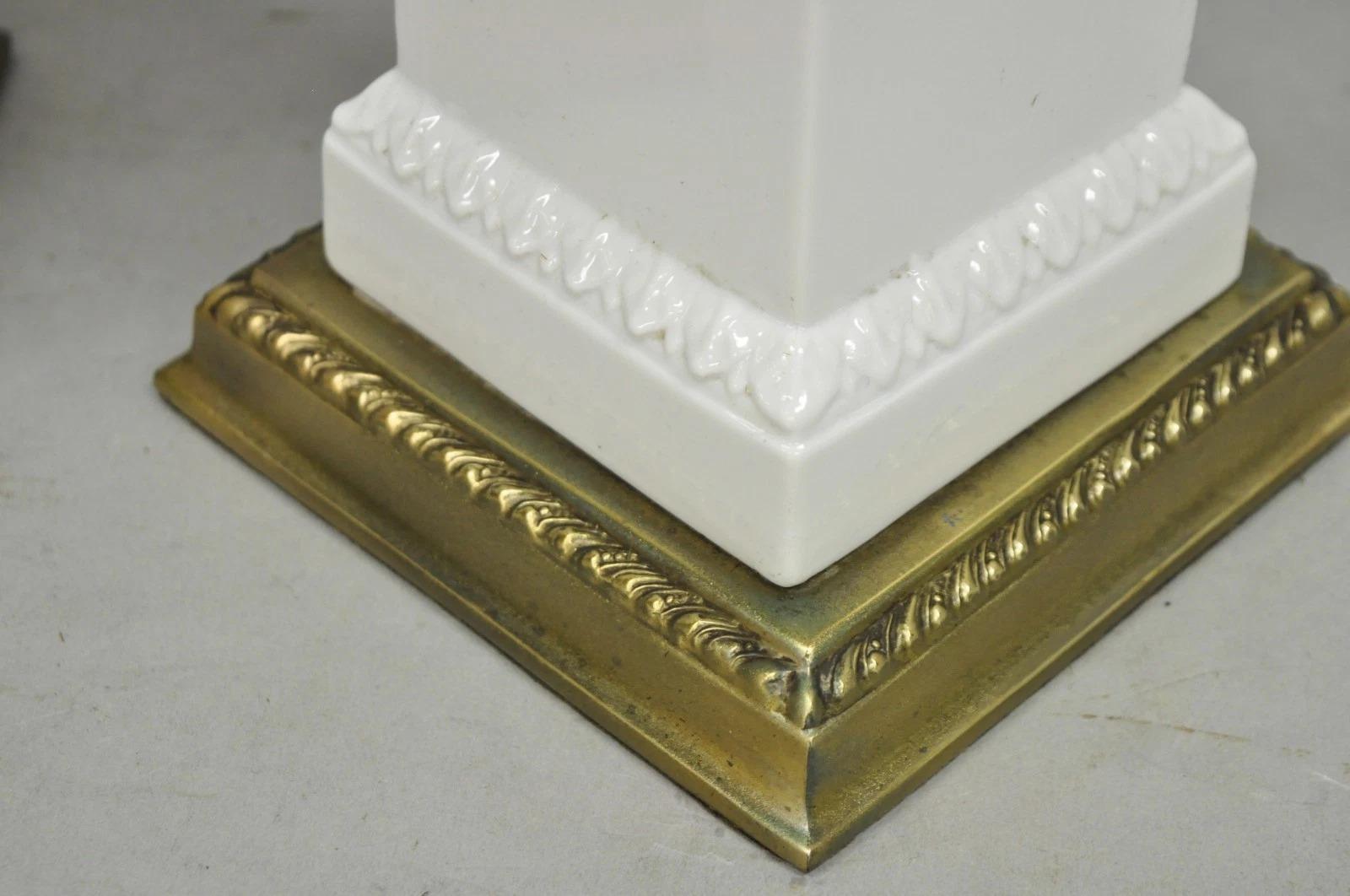 Vintage Italian Neoclassical White Porcelain Urn Table Lamps w/ Cherubs - a Pair en venta 4