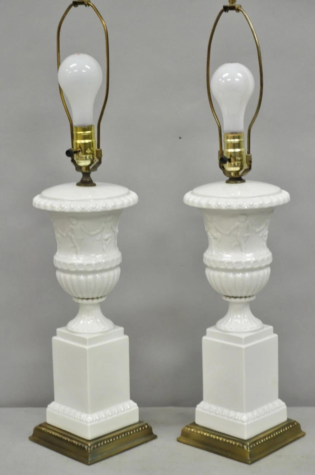 Vintage Italian Neoclassical White Porcelain Urn Table Lamps w/ Cherubs - a Pair en venta 5