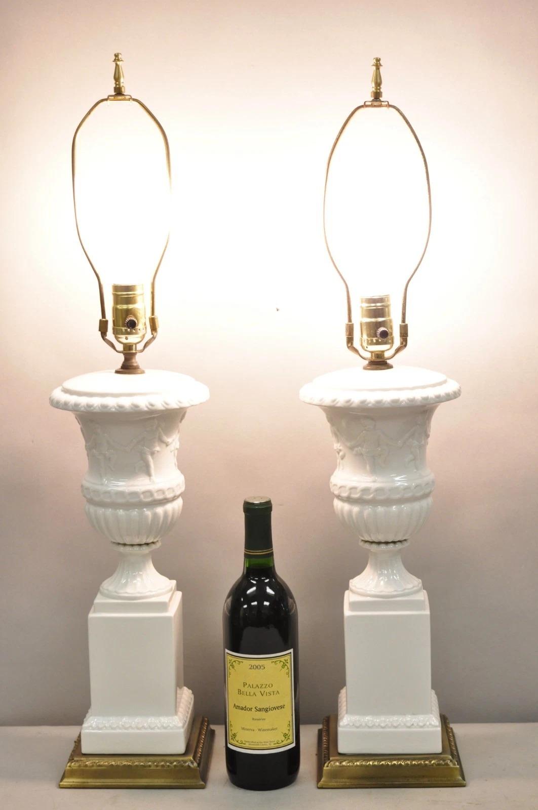 Vintage Italian Neoclassical White Porcelain Urn Table Lamps w/ Cherubs - a Pair. Mediados del siglo XX. Medidas: 28,5