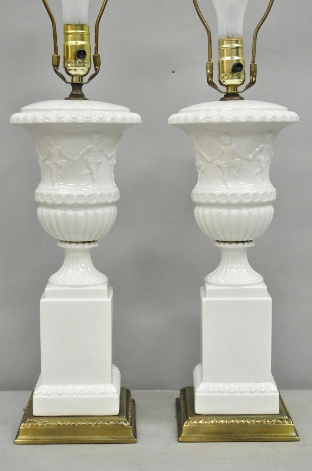 Vintage Italian Neoclassical White Porcelain Urn Table Lamps w/ Cherubs - a Pair Neoclásico en venta