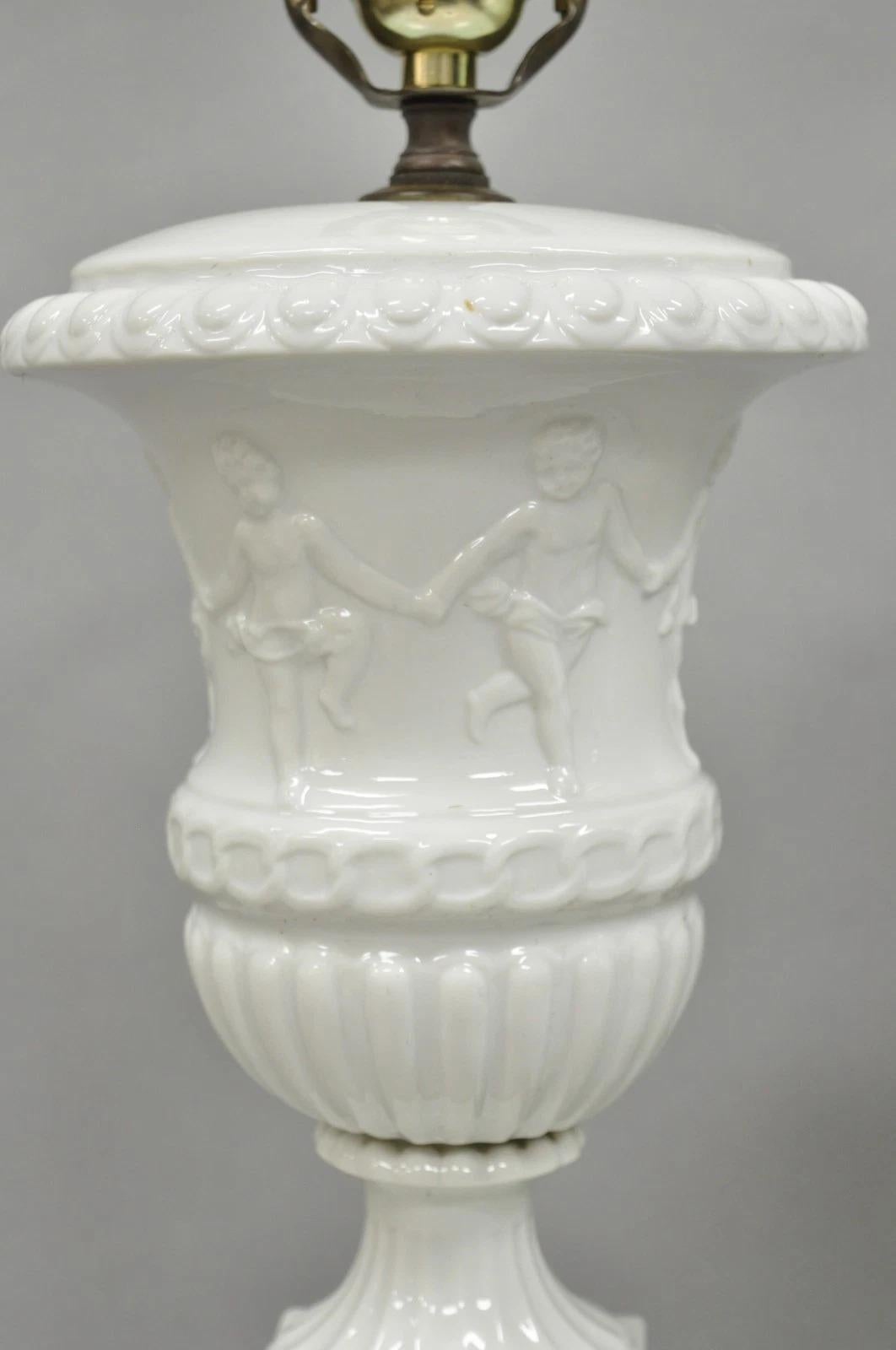 Vintage Italian Neoclassical White Porcelain Urn Table Lamps w/ Cherubs - a Pair Desconocido en venta