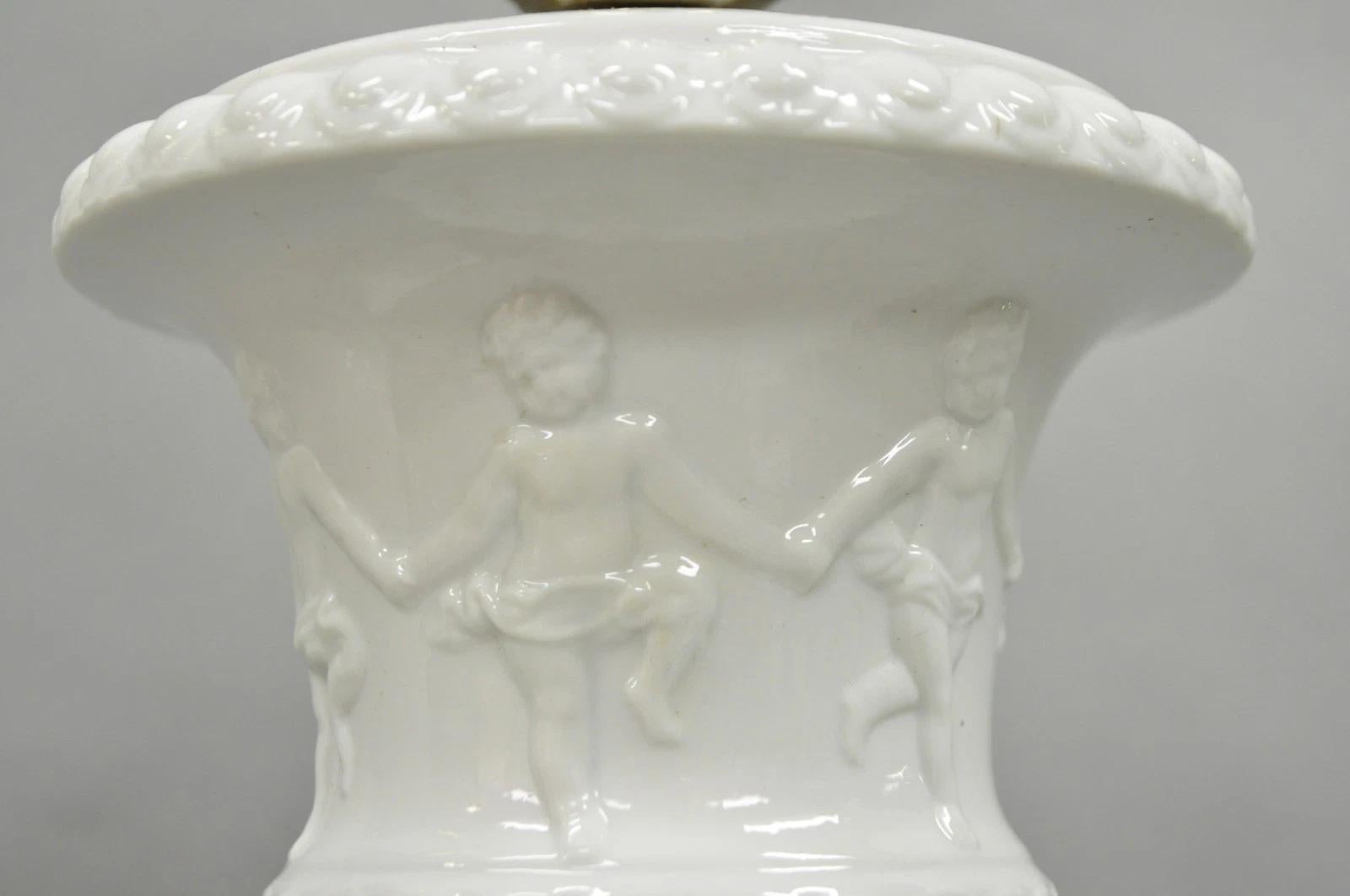 Vintage Italian Neoclassical White Porcelain Urn Table Lamps w/ Cherubs - a Pair en Bueno estado para la venta en Philadelphia, PA