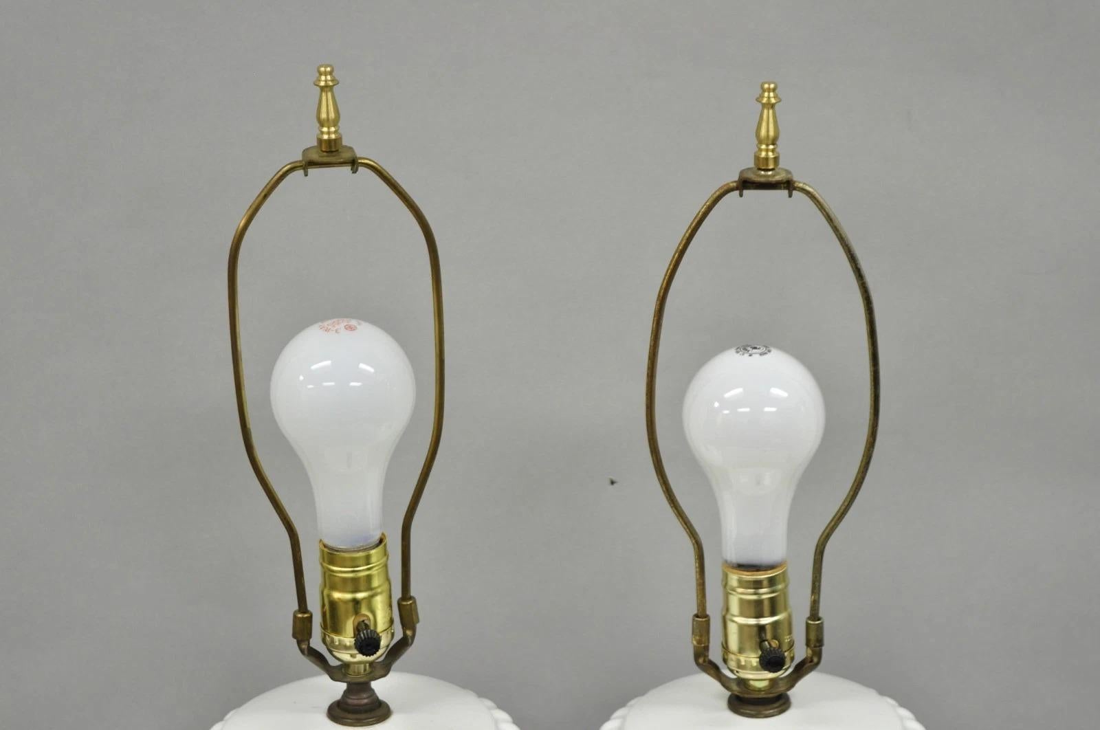 Vintage Italian Neoclassical White Porcelain Urn Table Lamps w/ Cherubs - a Pair siglo XX en venta