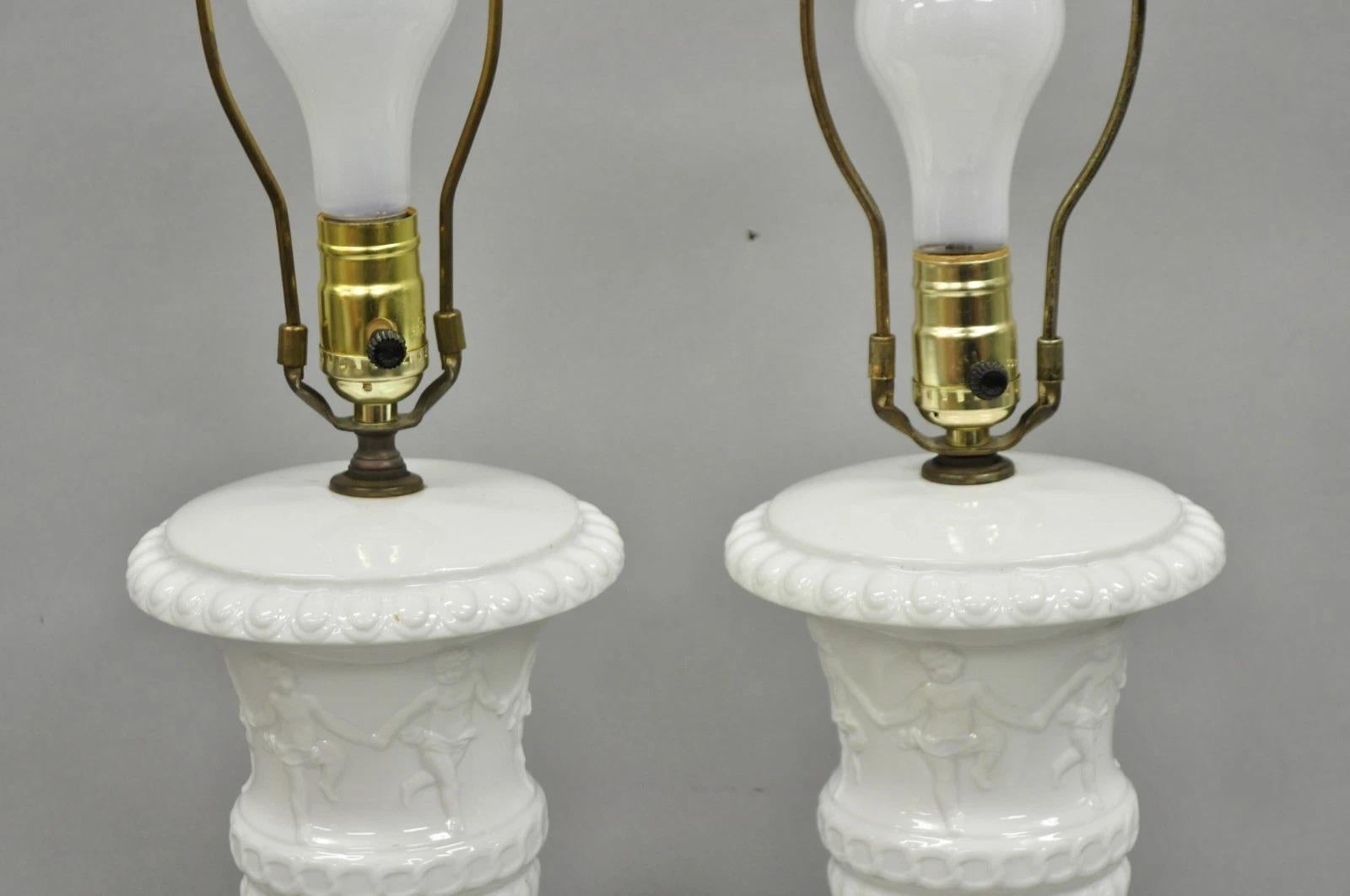 Vintage Italian Neoclassical White Porcelain Urn Table Lamps w/ Cherubs - a Pair Latón en venta