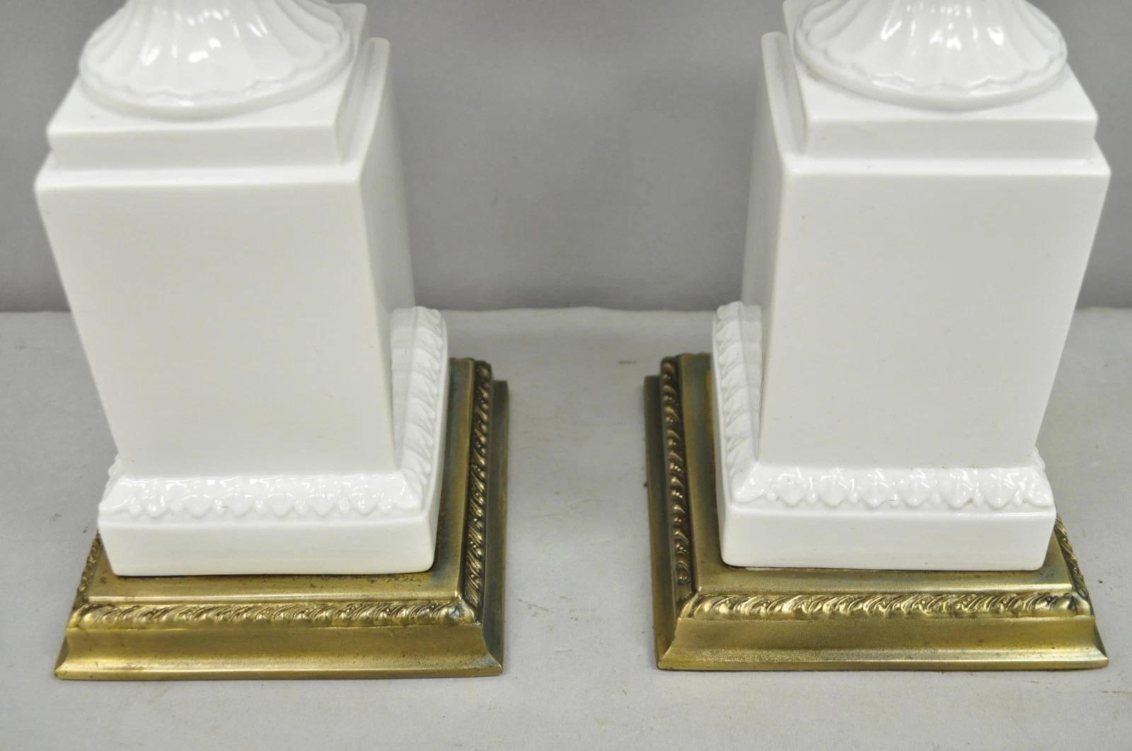 Vintage Italian Neoclassical White Porcelain Urn Table Lamps w/ Cherubs - a Pair en venta 1