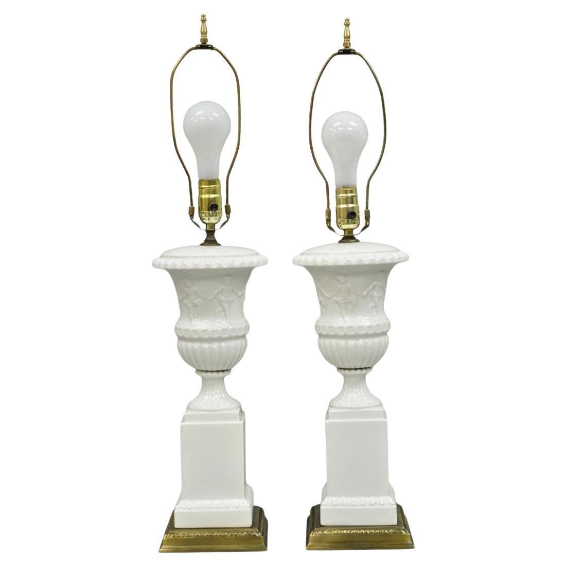 Vintage Italian Neoclassical White Porcelain Urn Table Lamps w/ Cherubs - a Pair en venta