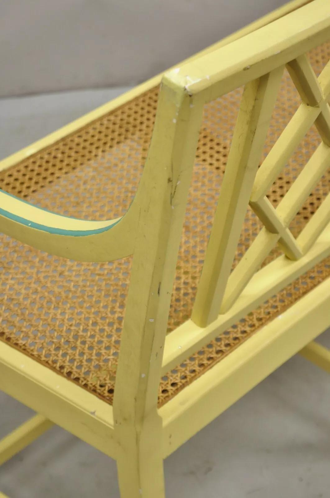 Vieille banquette de banquette néoclassique italienne peinte en jaune avec assise en rotin en vente 3