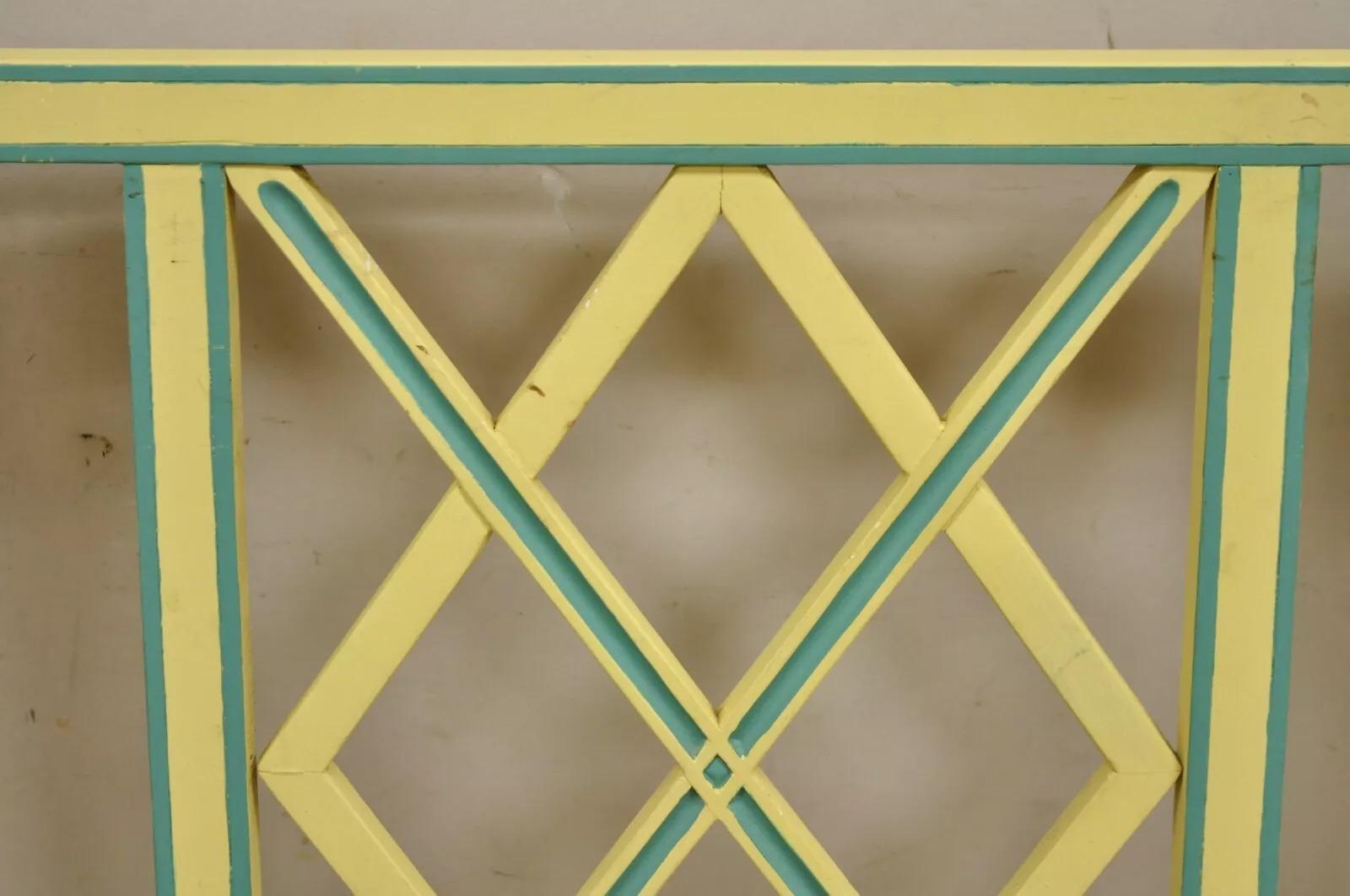 Vieille banquette de banquette néoclassique italienne peinte en jaune avec assise en rotin en vente 5
