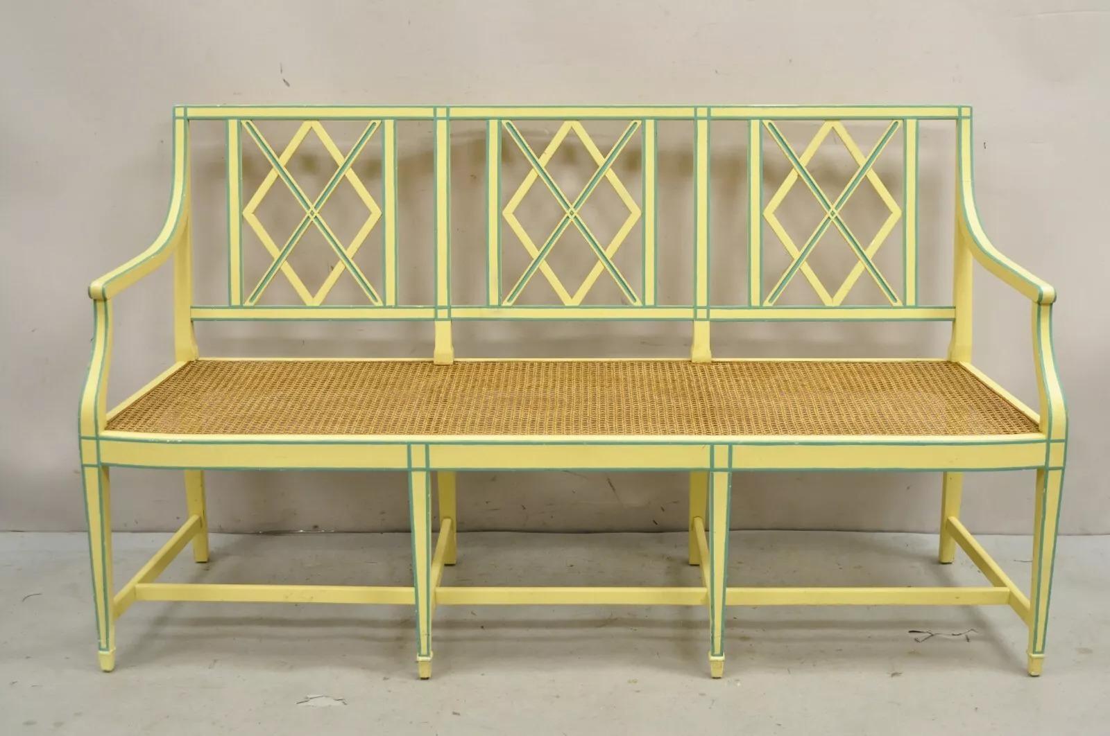 Vintage Italian Neoclassical Yellow Painted Cane Seat Fretwork Settee Bench. L'article se caractérise par un cadre en bois élégant avec une finition peinte en jaune et une bordure peinte en vert. Circa Mid 20th Century. Dimensions : 34