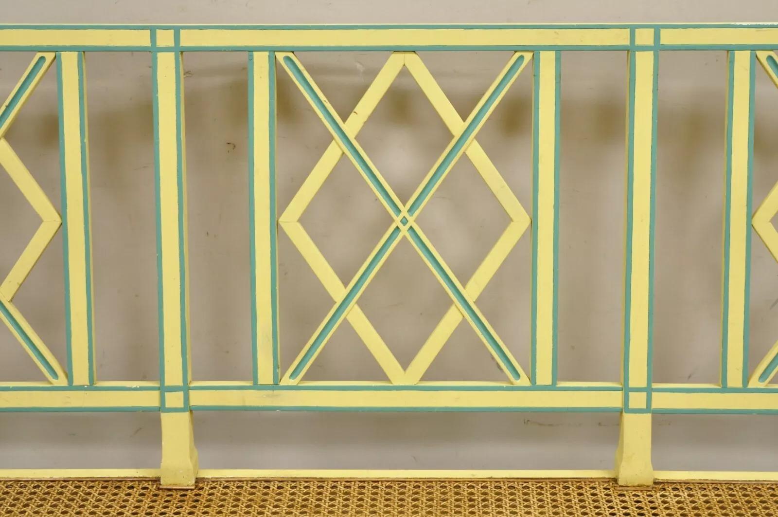 Néoclassique Vieille banquette de banquette néoclassique italienne peinte en jaune avec assise en rotin en vente