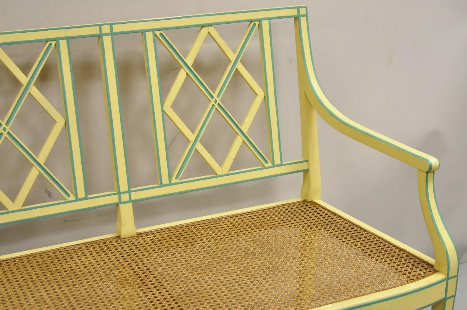Inconnu Vieille banquette de banquette néoclassique italienne peinte en jaune avec assise en rotin en vente