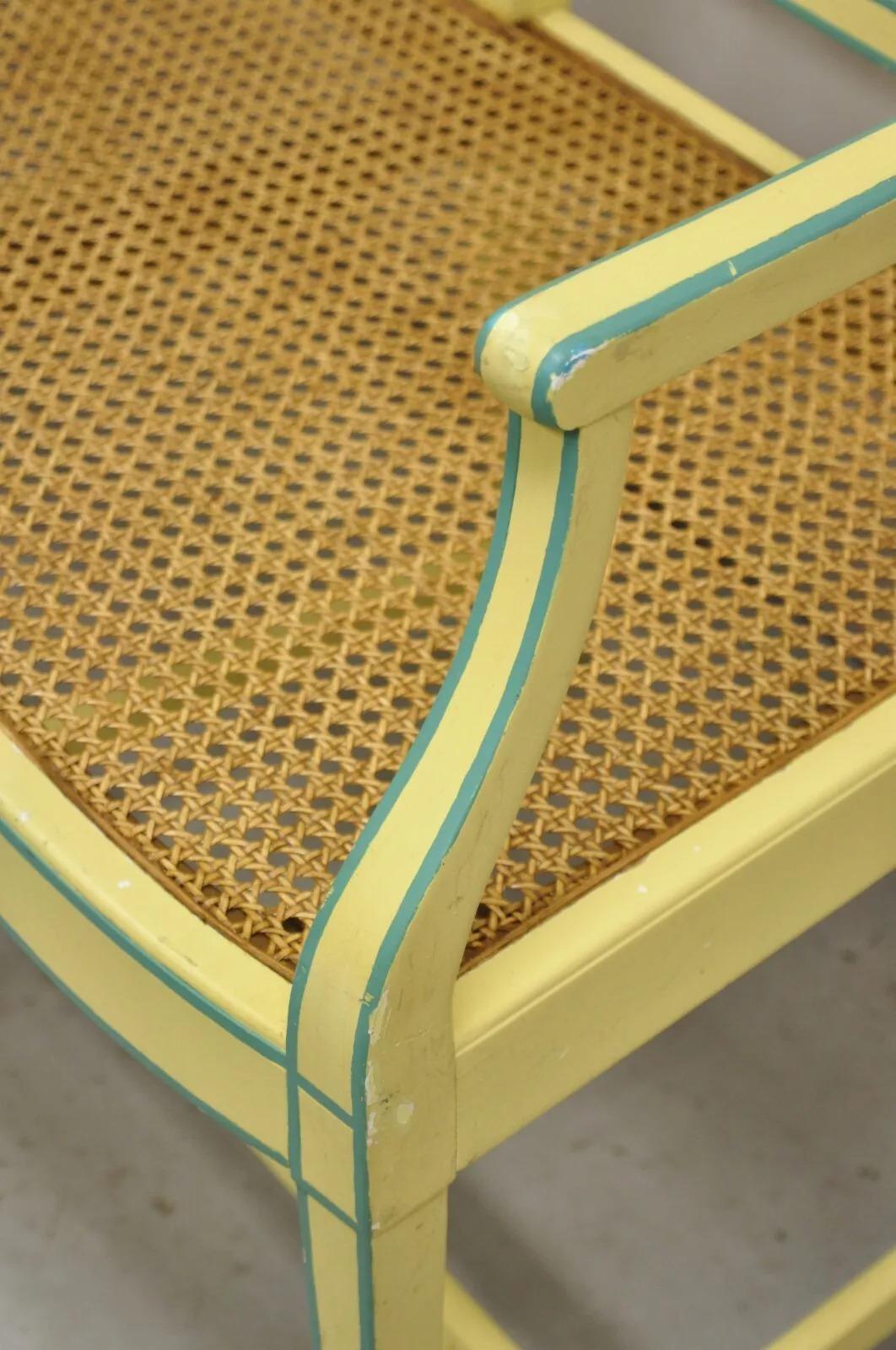 Vieille banquette de banquette néoclassique italienne peinte en jaune avec assise en rotin Bon état - En vente à Philadelphia, PA