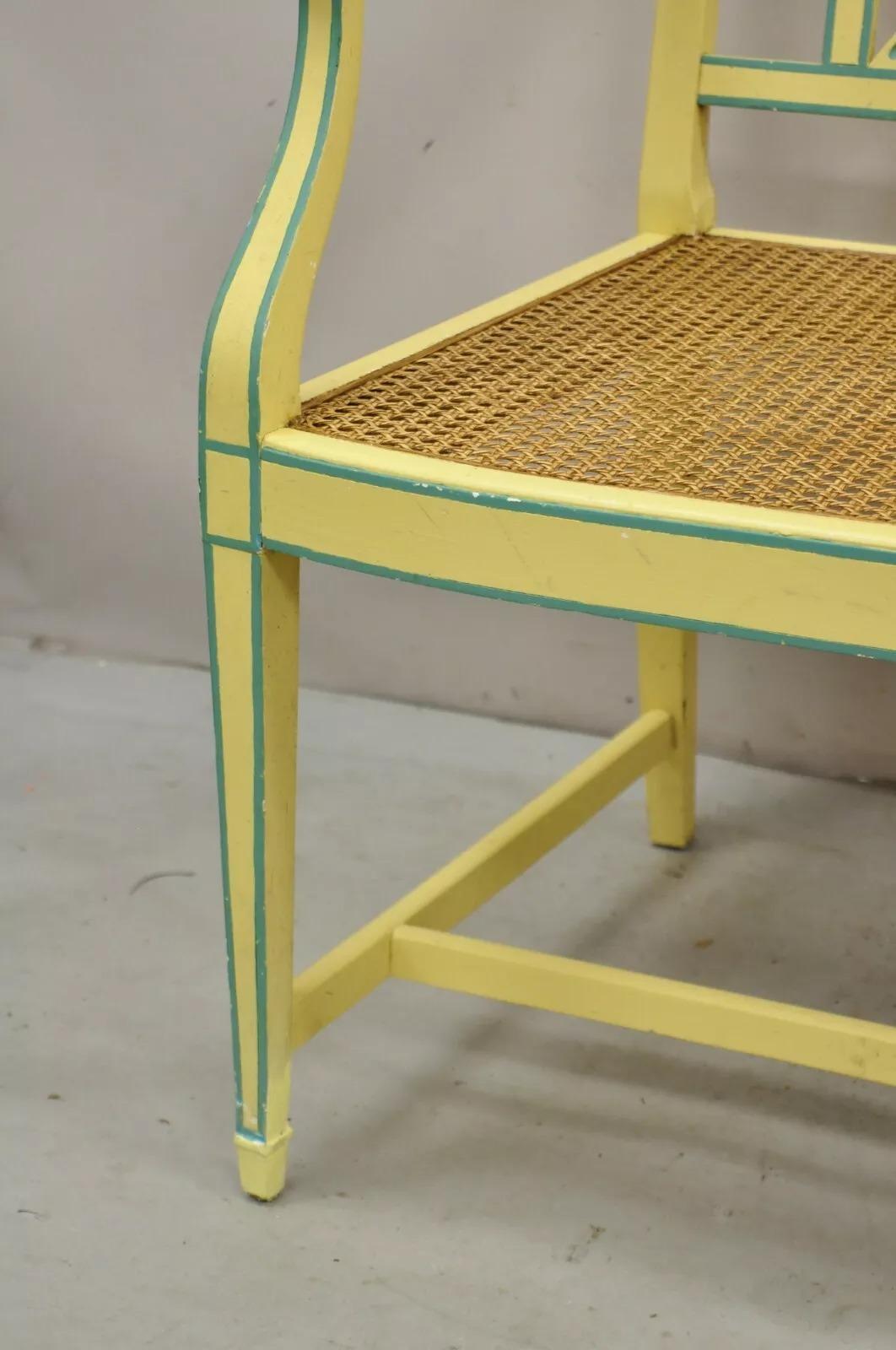 20ième siècle Vieille banquette de banquette néoclassique italienne peinte en jaune avec assise en rotin en vente