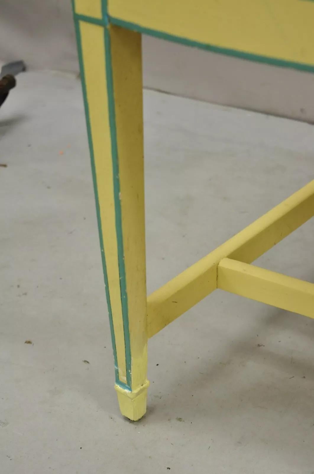 Canne Vieille banquette de banquette néoclassique italienne peinte en jaune avec assise en rotin en vente