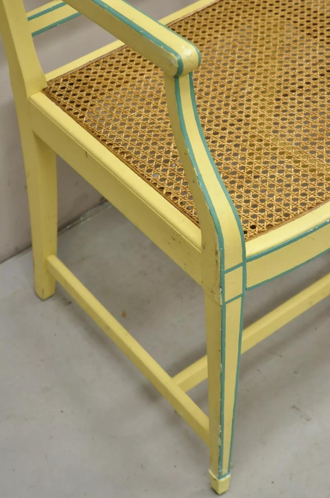 Vieille banquette de banquette néoclassique italienne peinte en jaune avec assise en rotin en vente 1