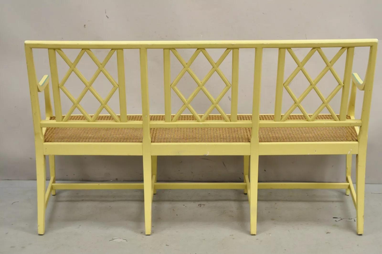 Vieille banquette de banquette néoclassique italienne peinte en jaune avec assise en rotin en vente 2