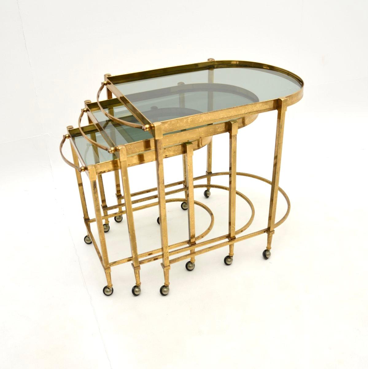 Un élégant nid de tables italien en laiton, extrêmement bien réalisé, datant des années 1970.

Ils sont d'une qualité exceptionnelle et d'un design fantastique. Chacun d'entre eux roule en douceur sur des roulettes et possède une poignée, ce qui
