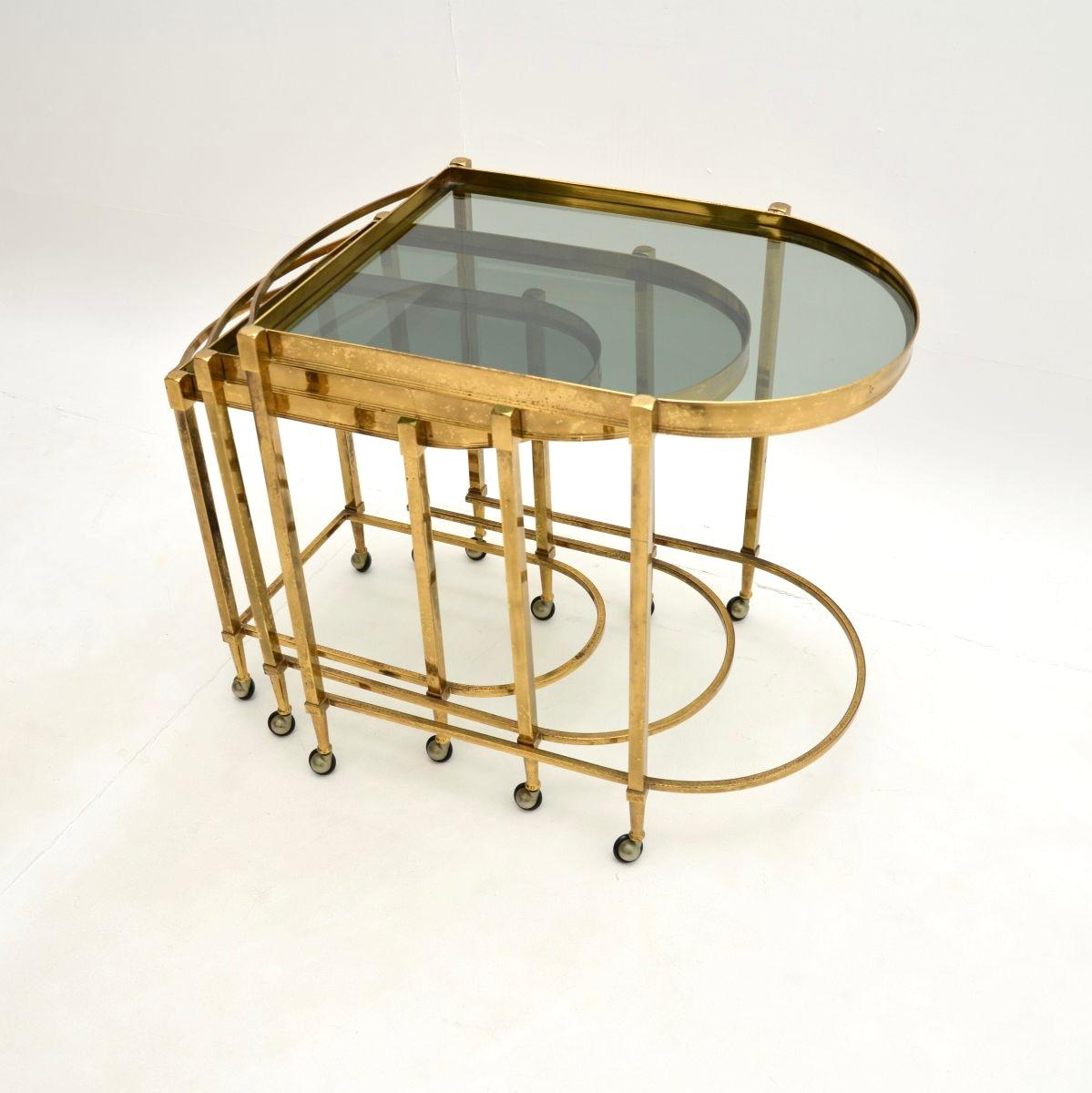 Mid-Century Modern Ensemble de tables italiennes vintage en laiton en vente