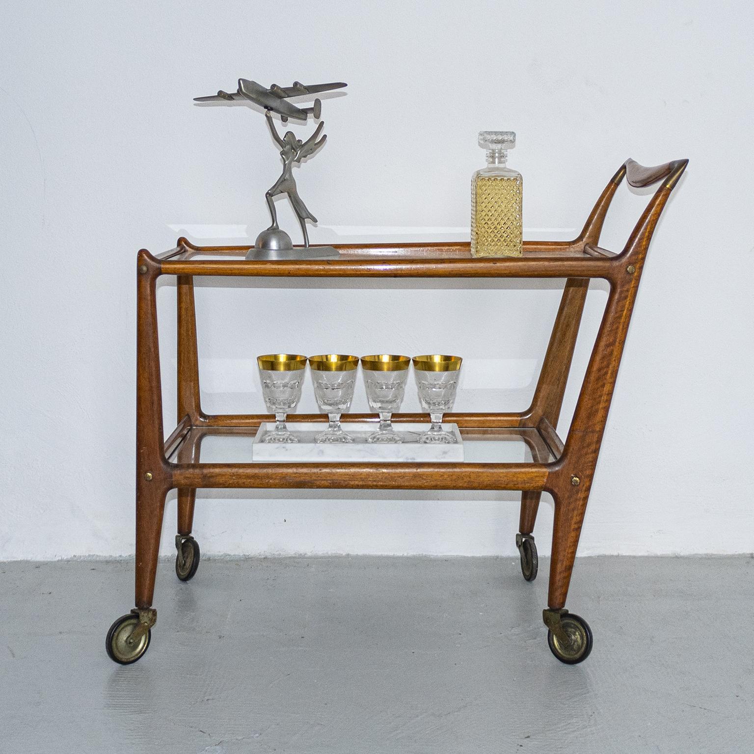 Sculpté Chariot de bar italien vintage Number 58 en bois et verre par Ico Parisi pour De Baggis en vente
