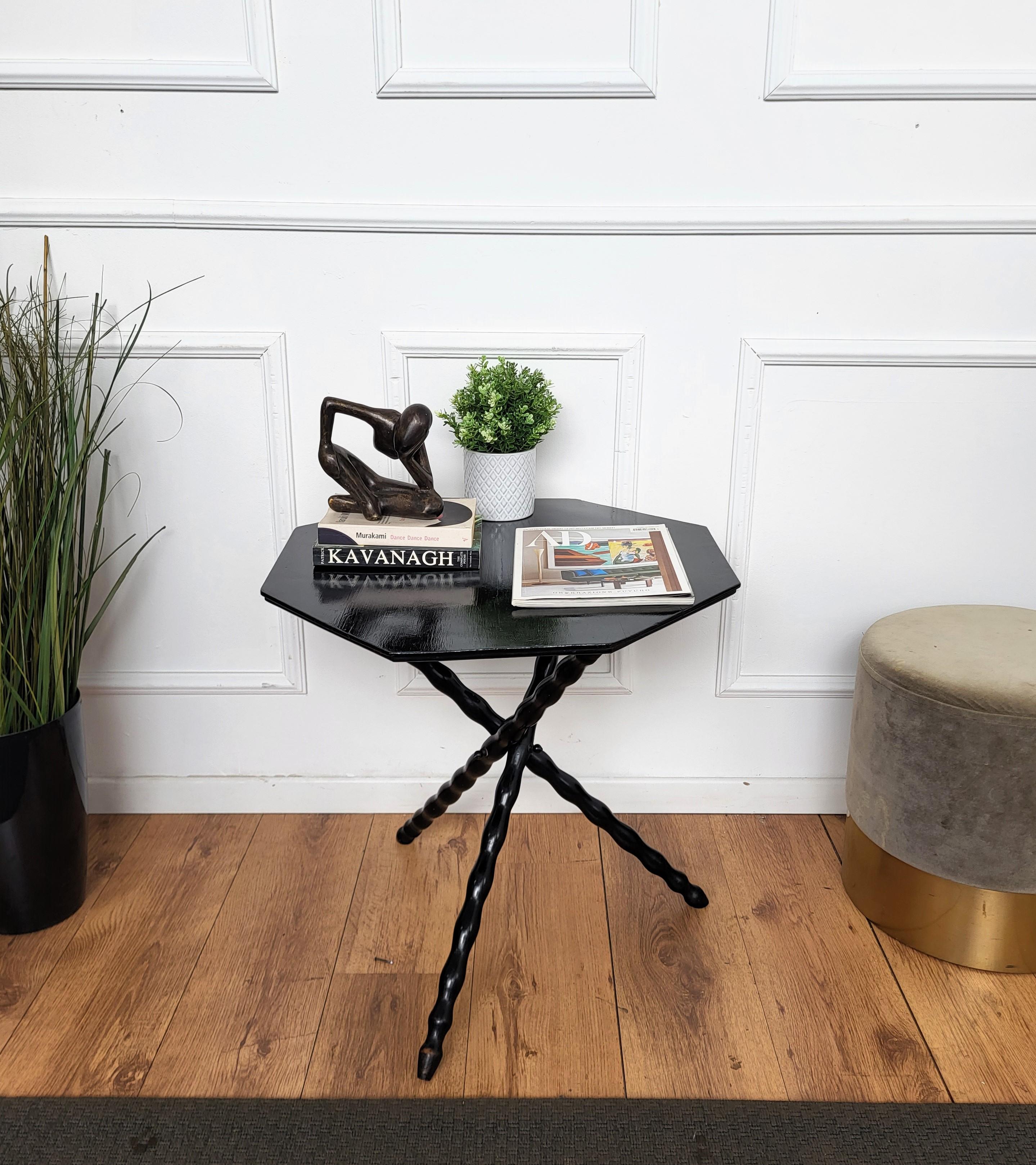 Magnifique table d'appoint en bois italien peint en noir, avec un plateau octogonal reposant sur trois pieds tournés au fuseau. Cette table d'appoint à la patine riche et magnifique fera merveille dans un coin, associée à une table basse, à côté