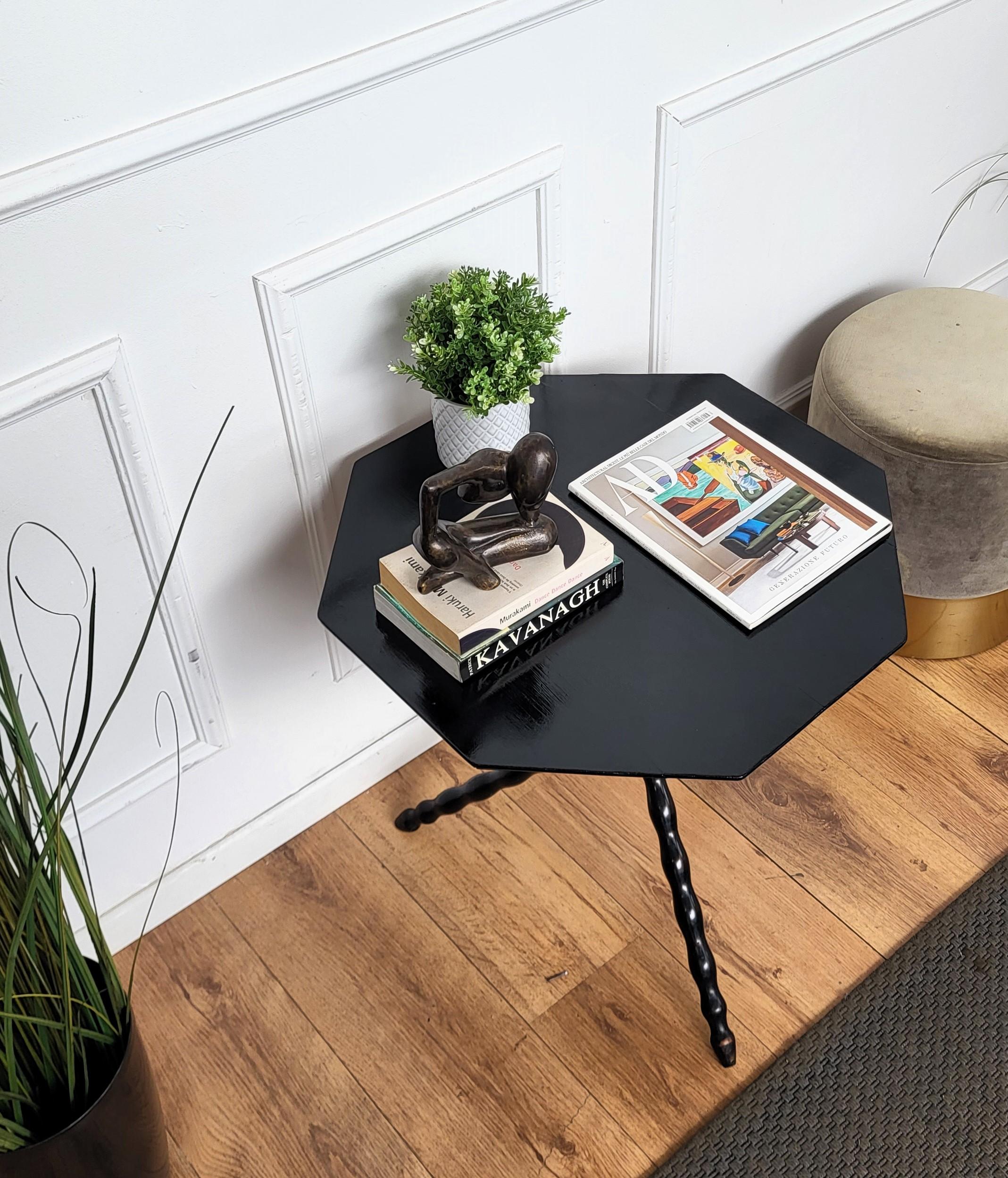Peint Table d'appoint octogonale italienne noire à trois pieds tournés Bobbin Turned Barley Twist en vente