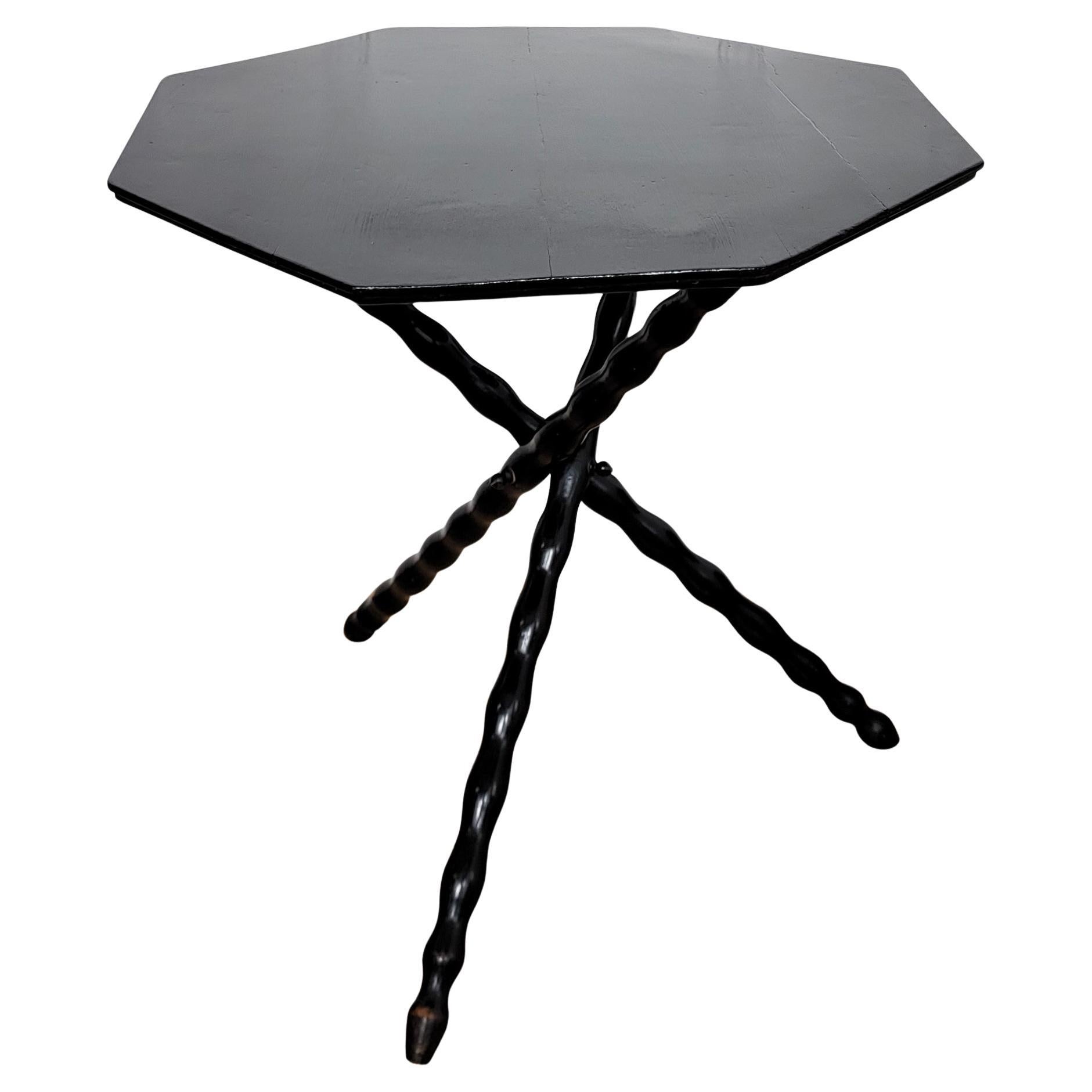 Table d'appoint octogonale italienne noire à trois pieds tournés Bobbin Turned Barley Twist en vente