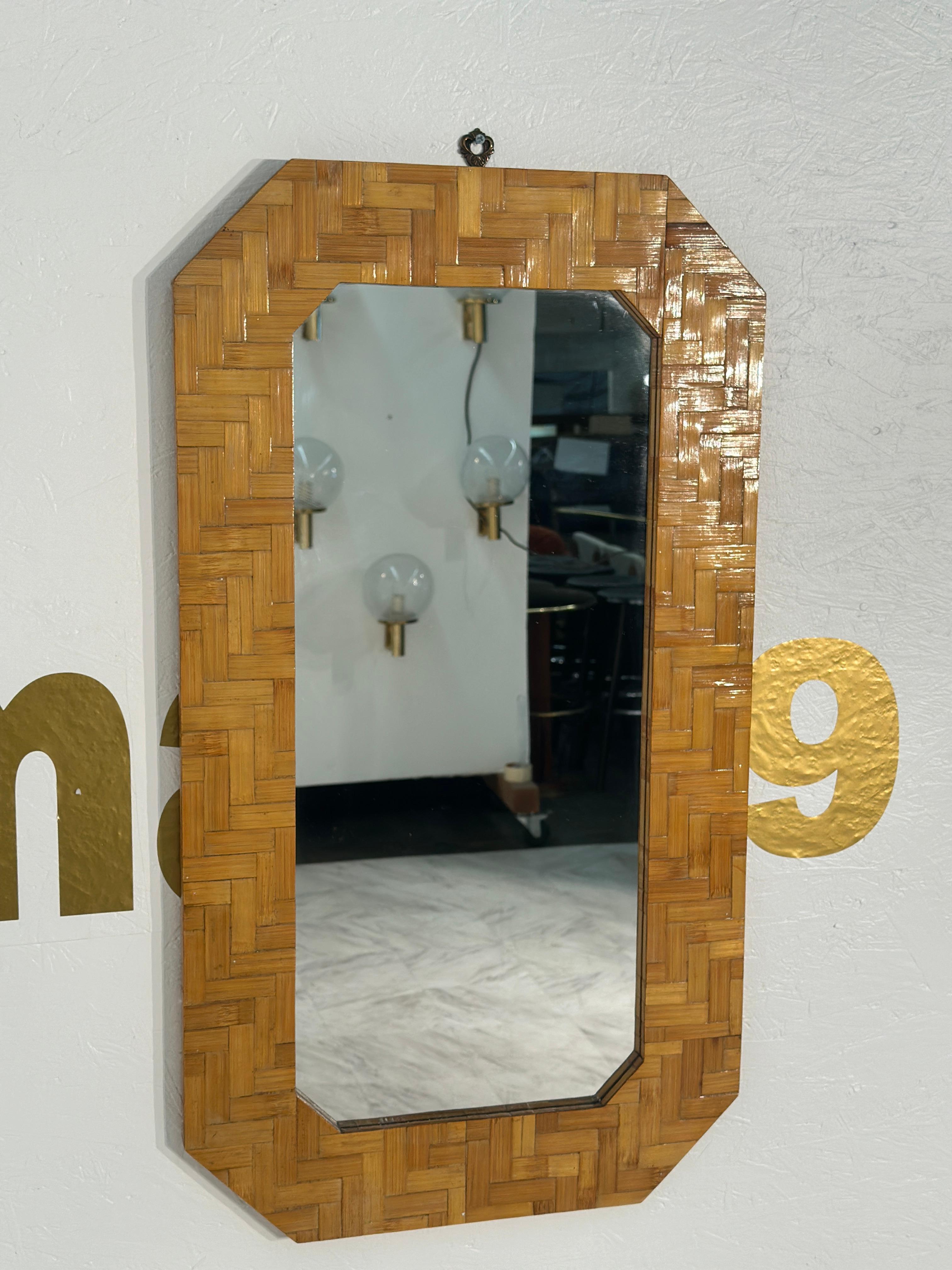Vieux miroir mural italien octogonal à cadre en bois des années 1980 Bon état - En vente à Los Angeles, CA