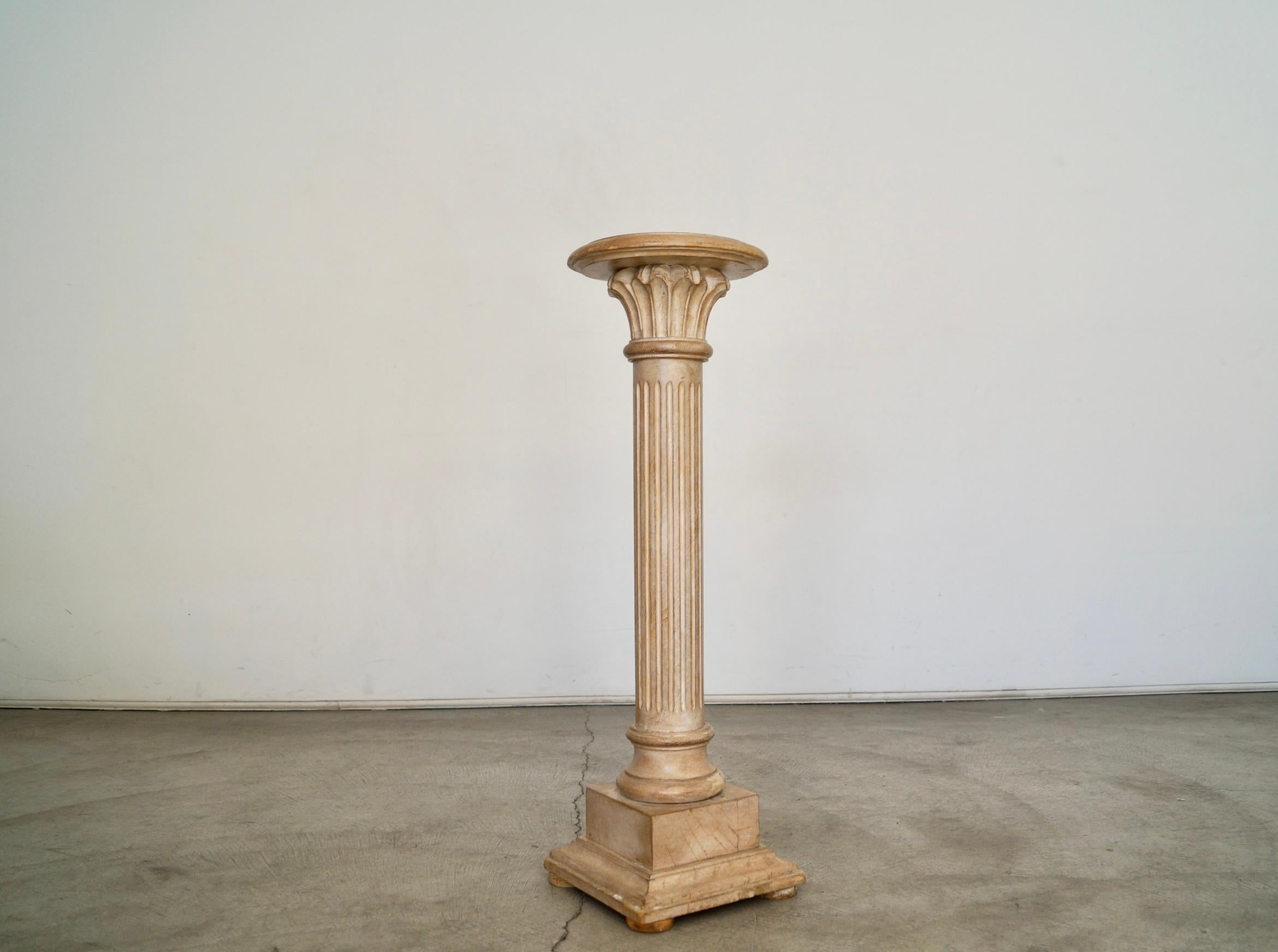 Vintage Italian Old World Neoclassical Column Pedestal Stand (Holz) im Angebot