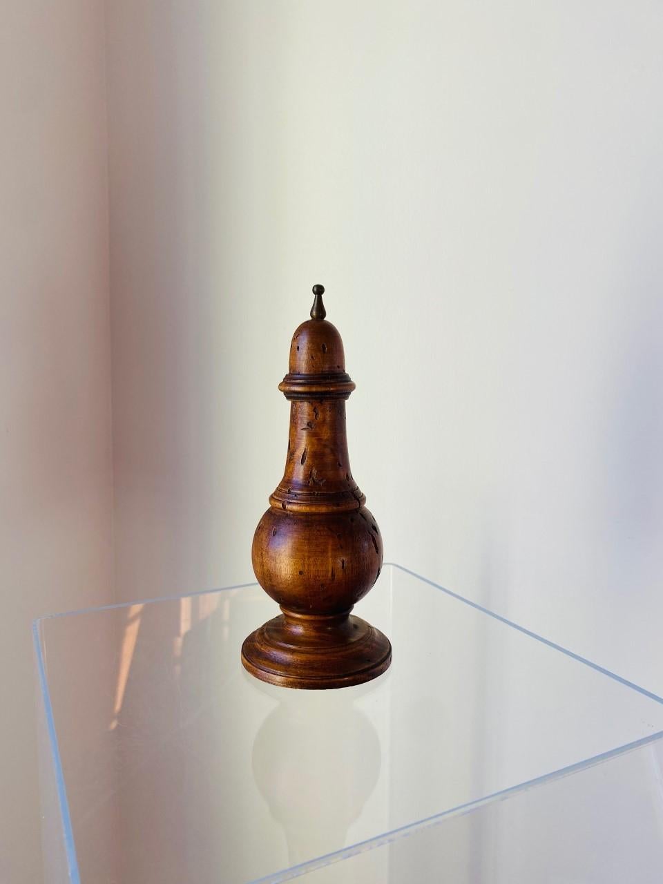 Vintage Italian Olive Wood Pepper Mill by Saks Fifth Avenue Made in, Italy 2