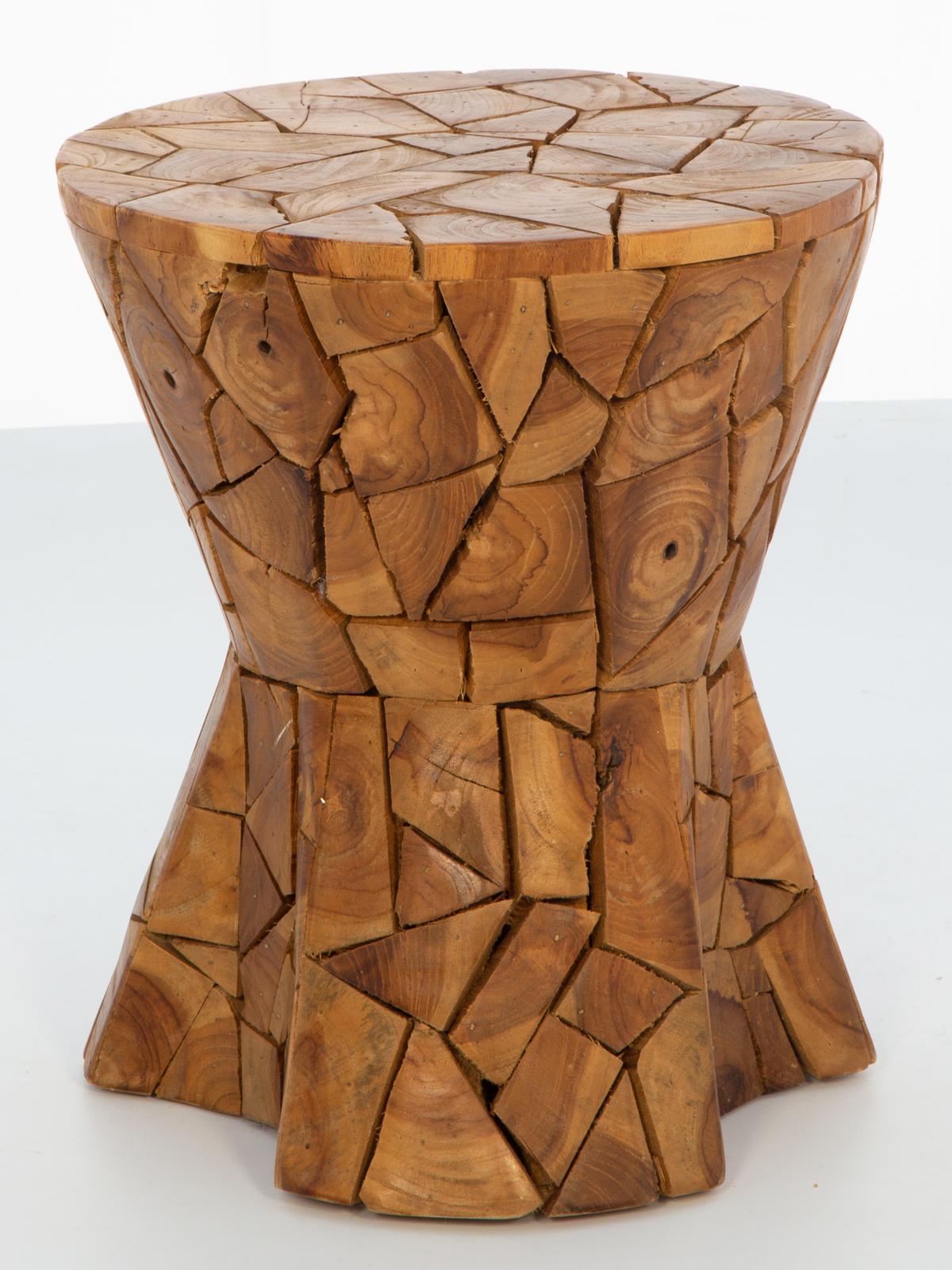 Italienischer Akzenttisch im Vintage-Stil mit runder Glasplatte auf einem Sockel aus Olivenholz. Seine Sanduhrform ist mit einem Mosaik aus Wurzelholzfragmenten überzogen, und die untere Hälfte des Sockels weist konkave, parabolische Details
